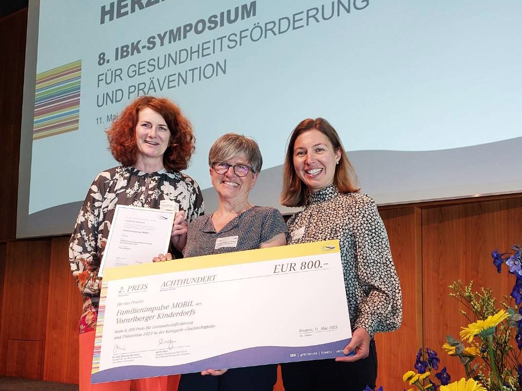 Alexandra Wucher, Geschäftsführerin des Vorarlberger Kinderdorfs, mit Daniela Wagner-Turken, Leiterin Familienimpulse, und Birgit Bertsch, Projektleiterin „Familienimpulse Mobil“.