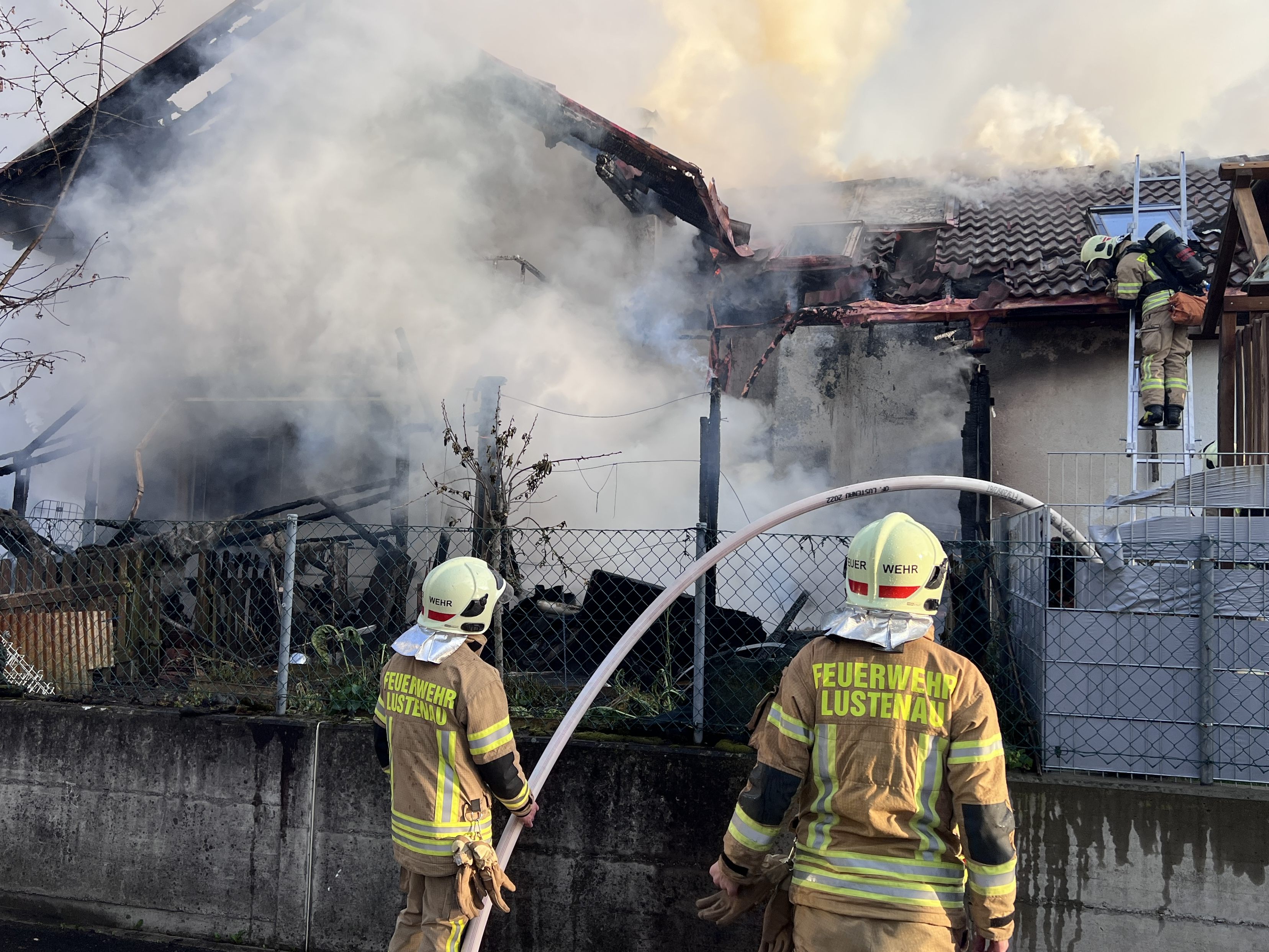 Schwere Schäden durch das Feuer am Gebäude. Schwere Schäden durch das Feuer am Gebäude.