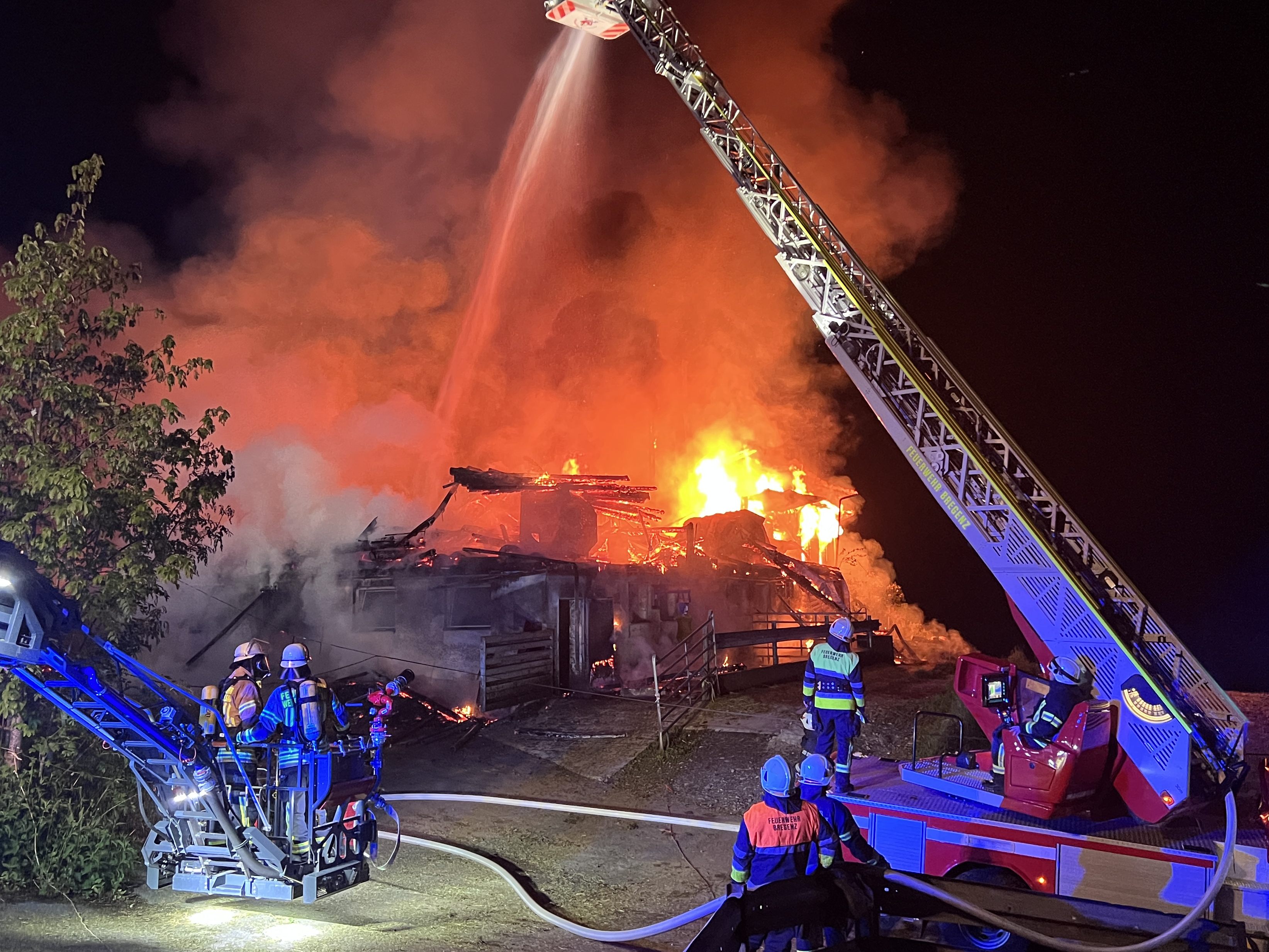 Die Feuerwehren im Kampf gegen das Feuer in Thal. Die Feuerwehren im Kampf gegen das Feuer in Thal.
