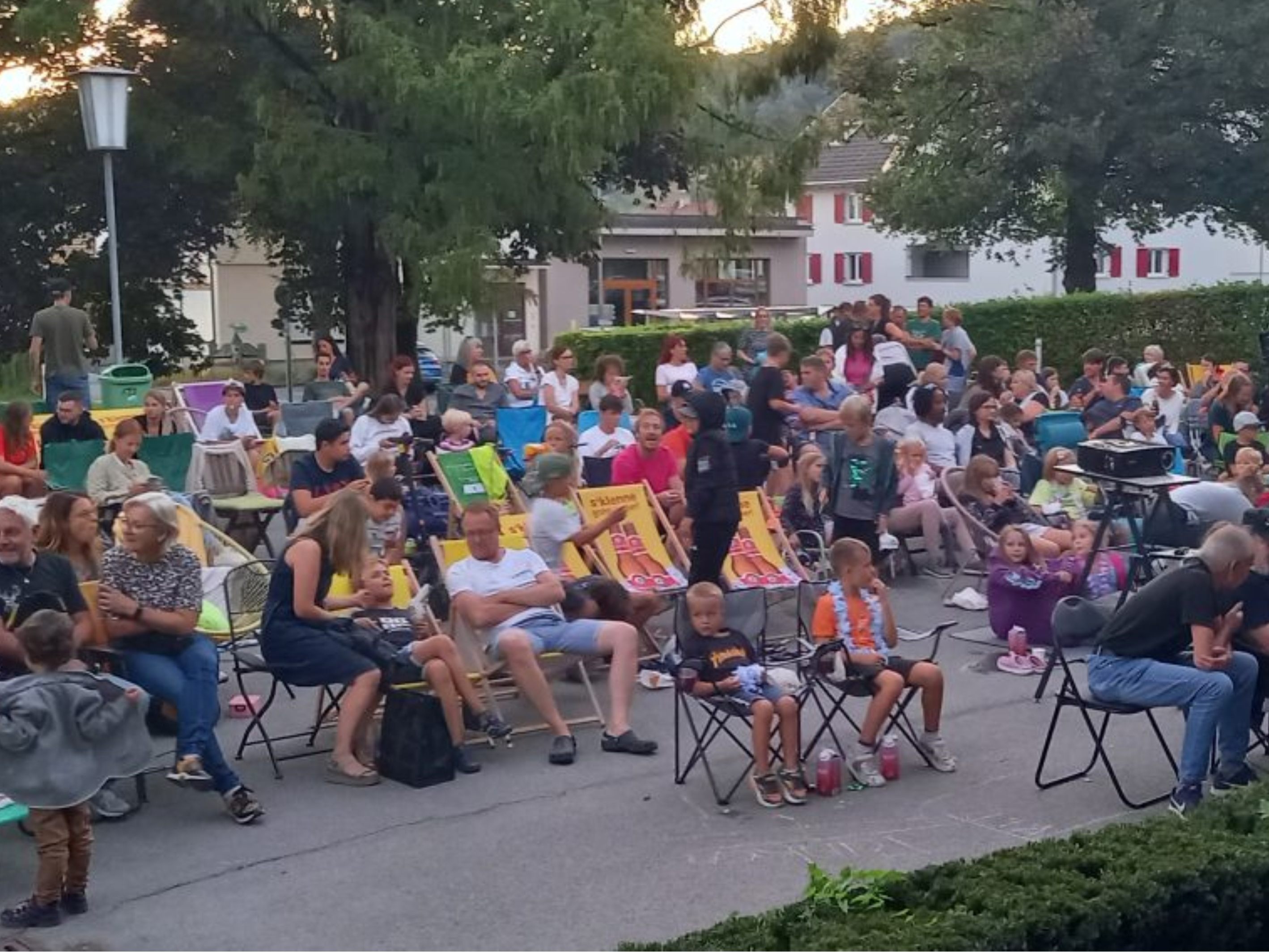 Auch in diesem Sommer lädt die Gemeinde wieder zum gemütlichen Klappstuhl-Kino zum Pavillon Auch in diesem Sommer lädt die Gemeinde wieder zum gemütlichen Klappstuhl-Kino zum Pavillon