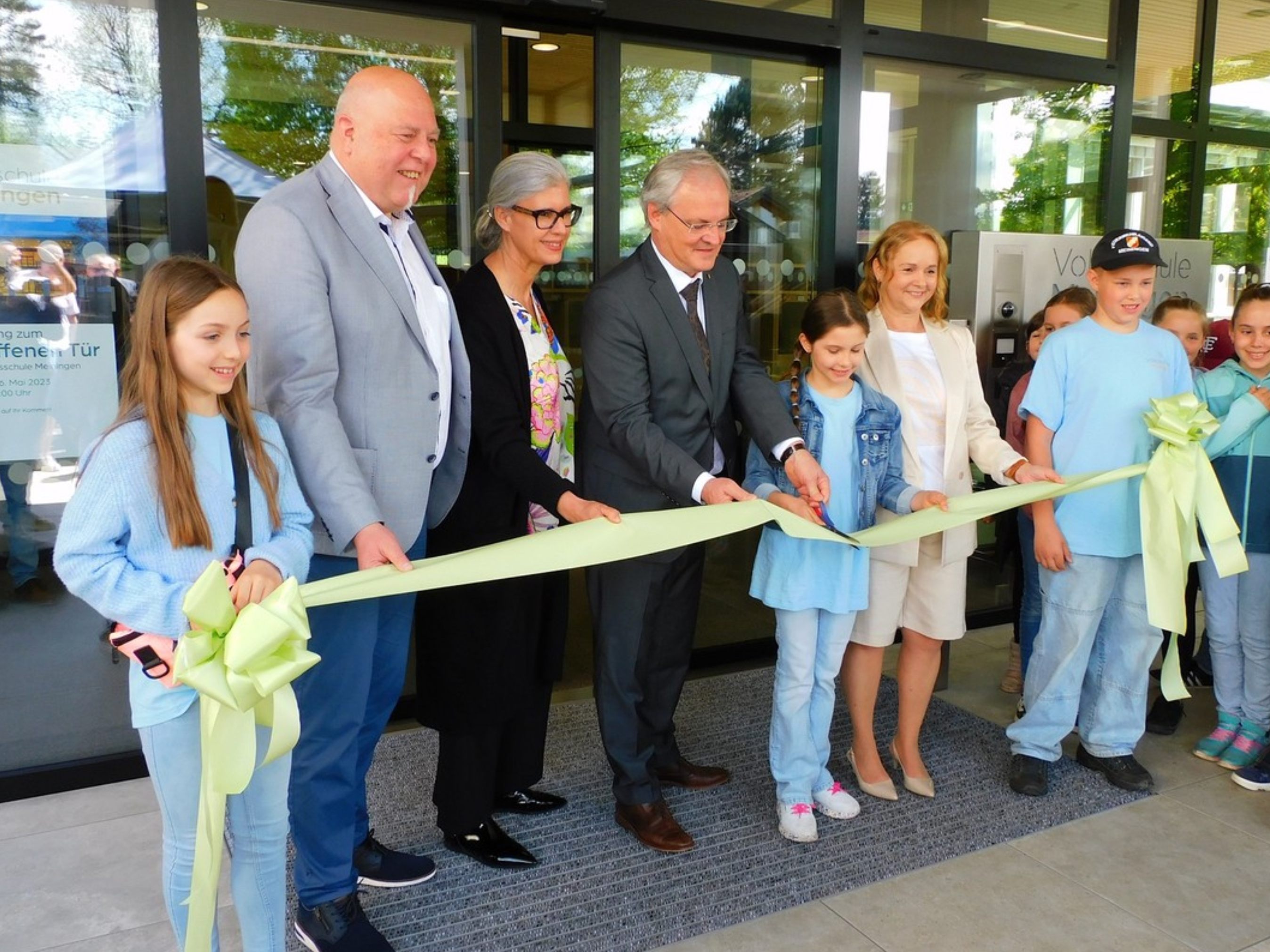 Bürgermeister Thomas Pinter, SQM Angelika Kaufmann, Landtagspräsident Harald Sonderegger und Direktorin Hermine Hebenstreit bei der offiziellen Eröffnung der neuen Volksschule Bürgermeister Thomas Pinter, SQM Angelika Kaufmann, Landtagspräsident Harald Sonderegger und Direktorin Hermine Hebenstreit bei der offiziellen Eröffnung der neuen Volksschule