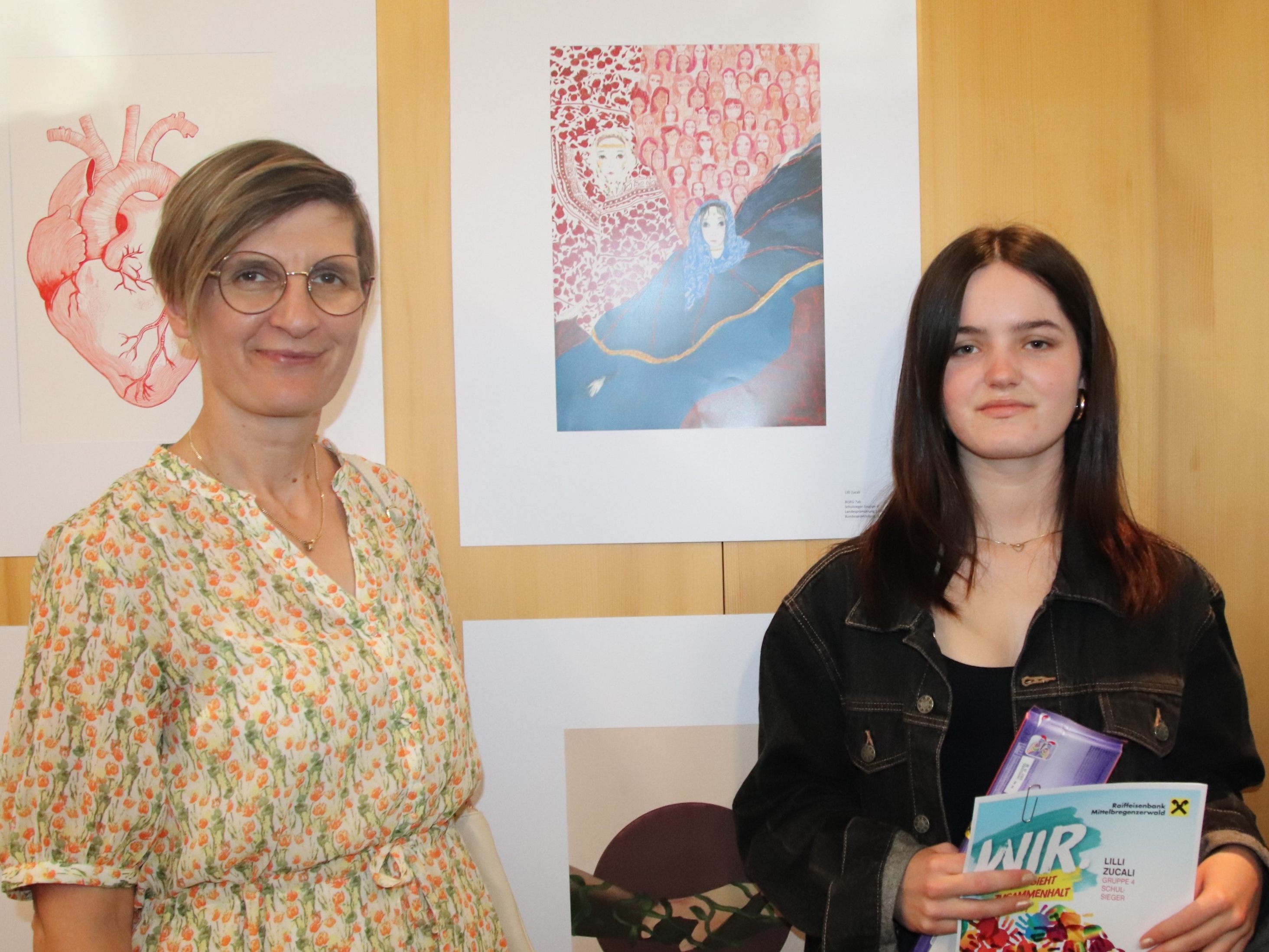 Maria Meusburger-Bereuter mit der Landessiegerin Lilli Zucali (BORG Egg) vor deren Bild. Maria Meusburger-Bereuter mit der Landessiegerin Lilli Zucali (BORG Egg) vor deren Bild.