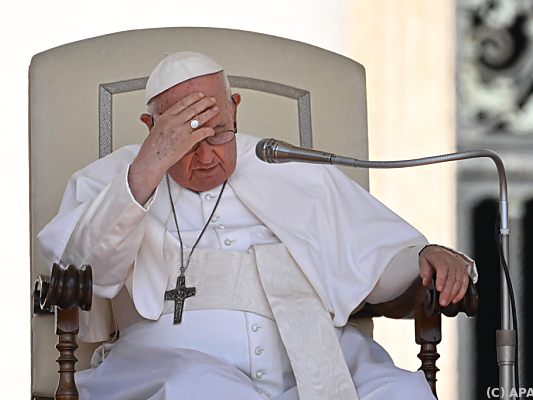 Papst Franziskus wird nach Audienz in Spital eingeliefert Papst Franziskus wird nach Audienz in Spital eingeliefert