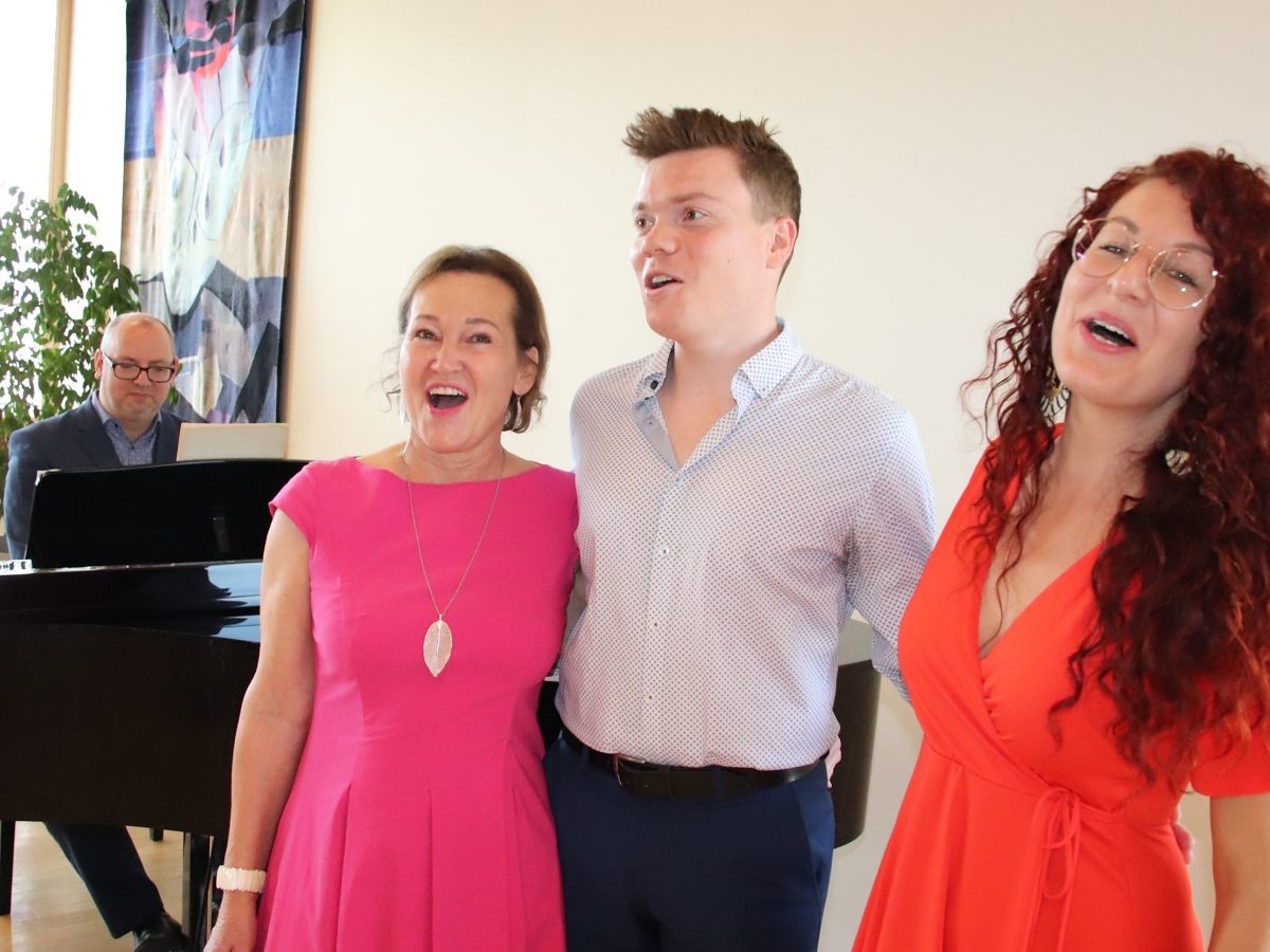 Das Ensemble Dreiklang mit Birgit Plankel, Jakob Peböck und Victoria Türtscher begeisterte beim „Klassik-Café“ in Bildstein.