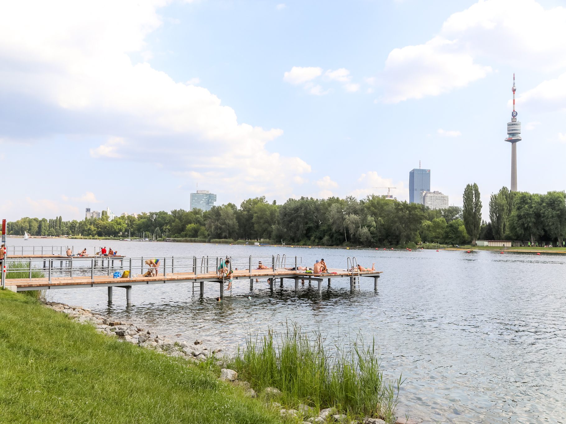 Die neuen Badestege erleichtern den Einstieg ins Wasser.