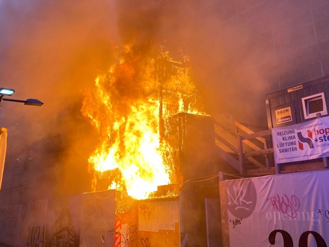 In Wien-Favoriten stand ein Baustellen-Containerdorf in Vollbrand.