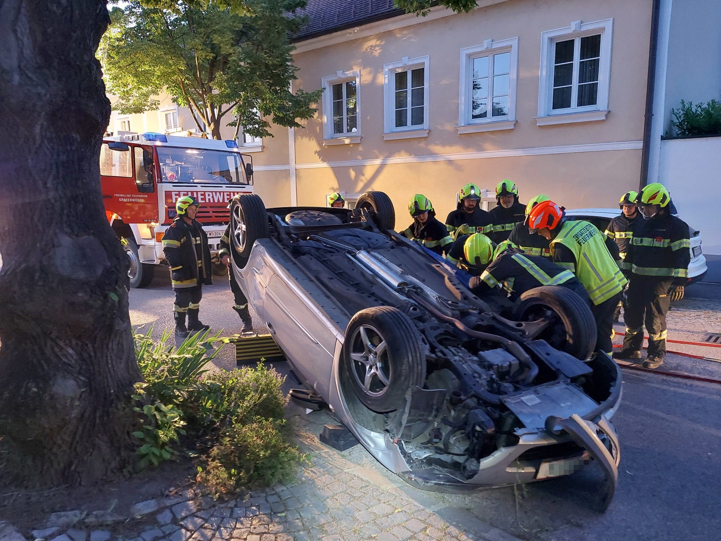 Der Lenker wurde bei dem Unfall verletzt. Der Lenker wurde bei dem Unfall verletzt.