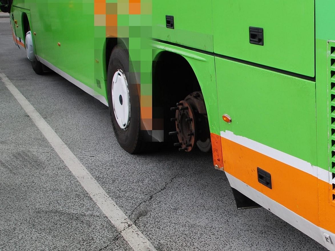 In NÖ war ein Omnibus mit einem fehlenden Reifen unterwegs. In NÖ war ein Omnibus mit einem fehlenden Reifen unterwegs.
