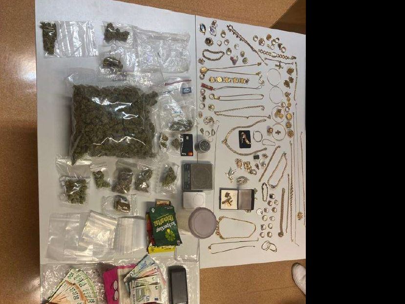 Die Polizei fand im Auto eines 19-Jährigem gestohlenen Schmuck und Drogen.