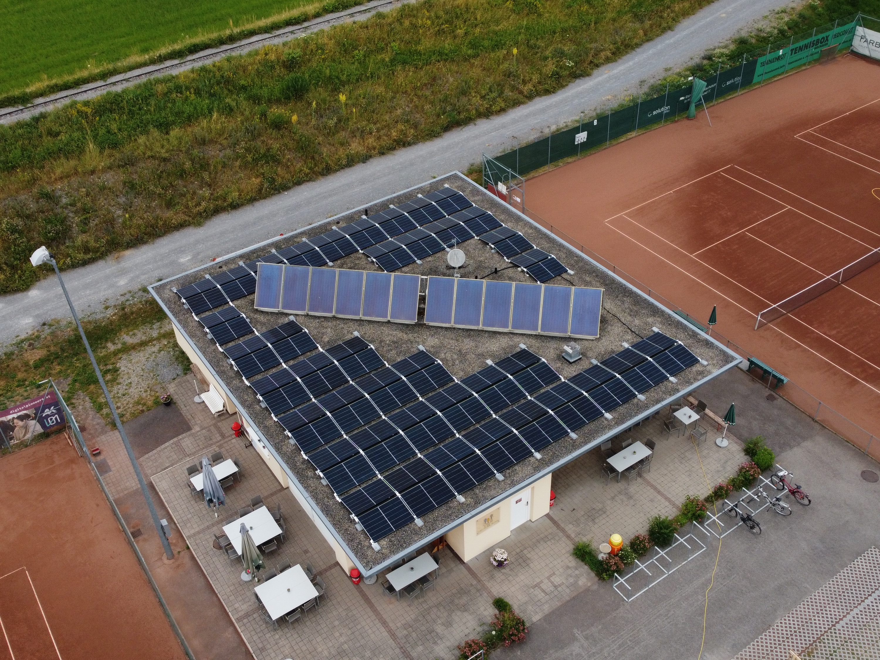 Auf dem Clubheim des Tennisclub Mäder wurde in den vergangenen Wochen eine neue Photovoltaik-Anlage errichtet. Auf dem Clubheim des Tennisclub Mäder wurde in den vergangenen Wochen eine neue Photovoltaik-Anlage errichtet.