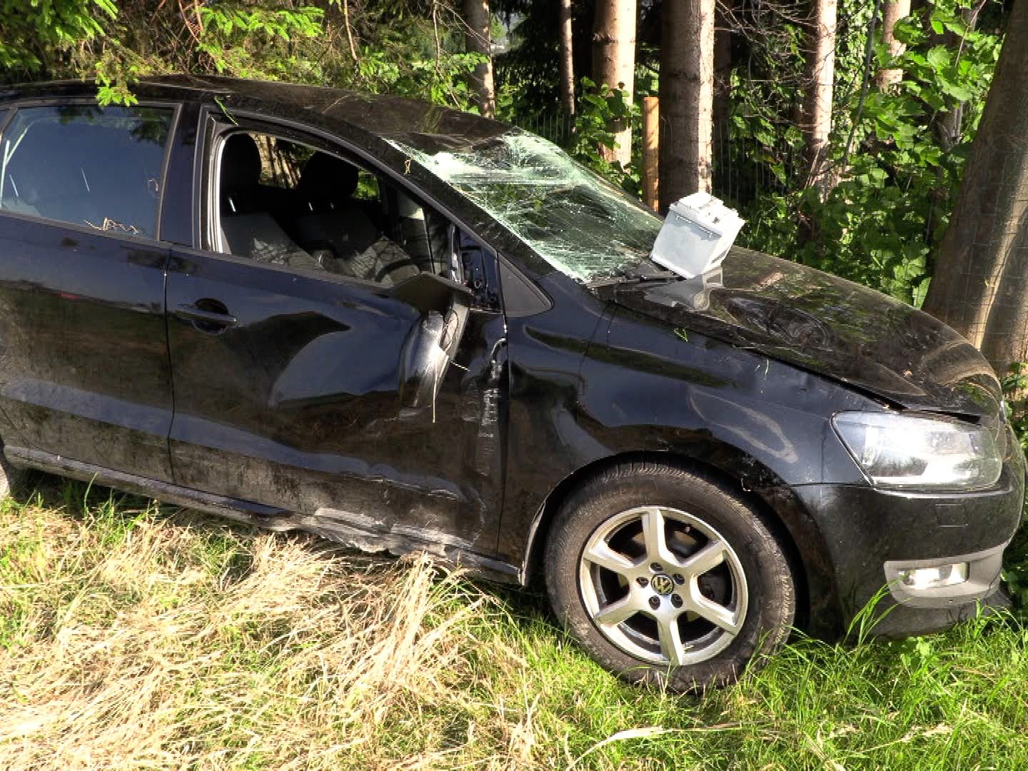 Ein Fahrzeug landete am Mittwochabend aus bislang ungeklärter Ursache im Graben.