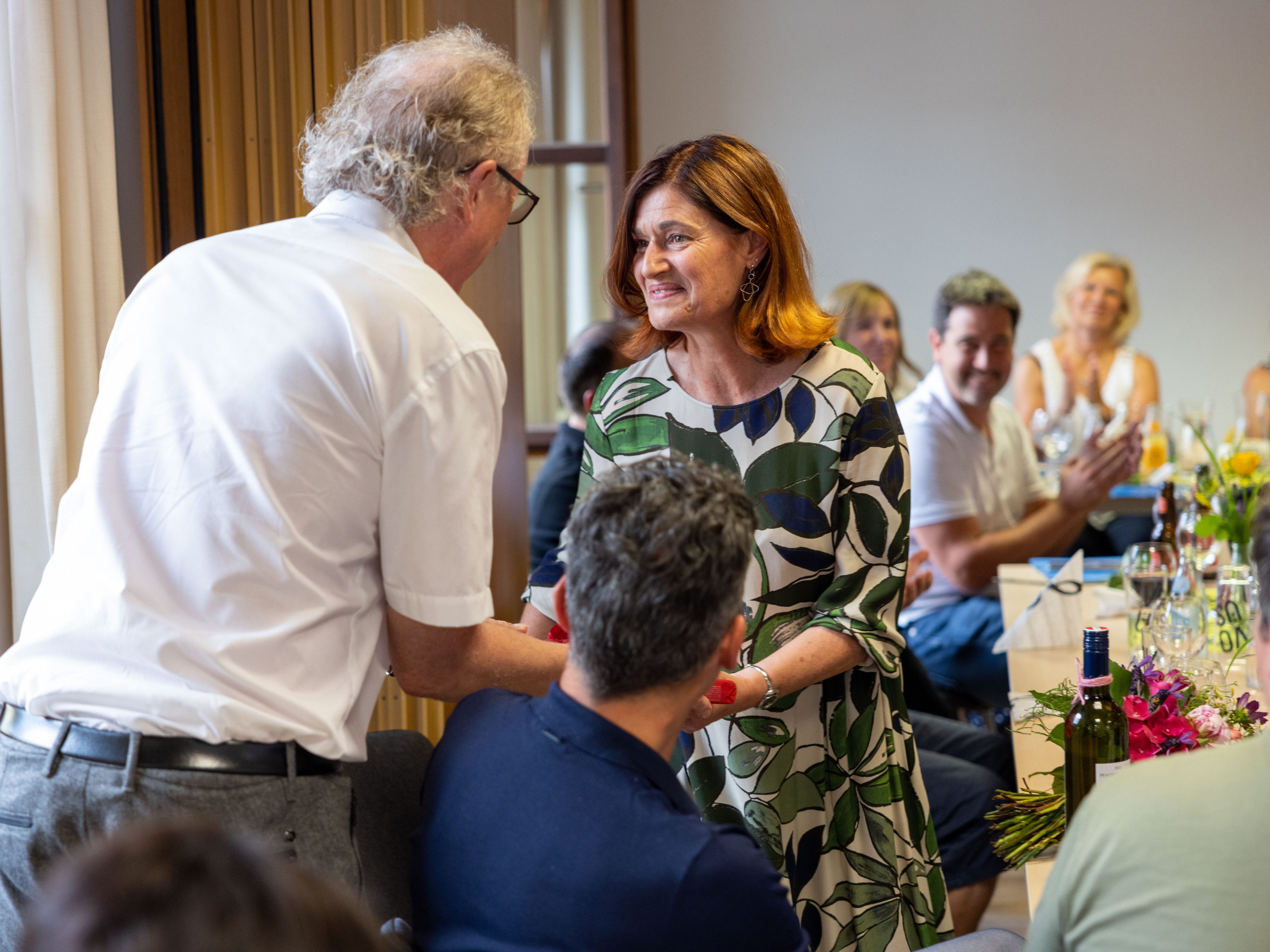 Dank und Ehrung an die langjährige Chorleiterin des Kirchenchors Klaus Gudrun Urban-Nachbaur. Dank und Ehrung an die langjährige Chorleiterin des Kirchenchors Klaus Gudrun Urban-Nachbaur.