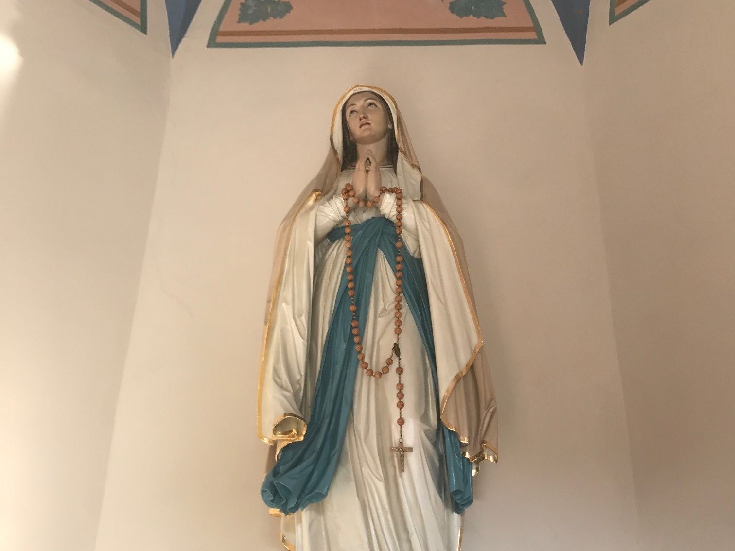 Altarraum mit renovierter Marienstatue