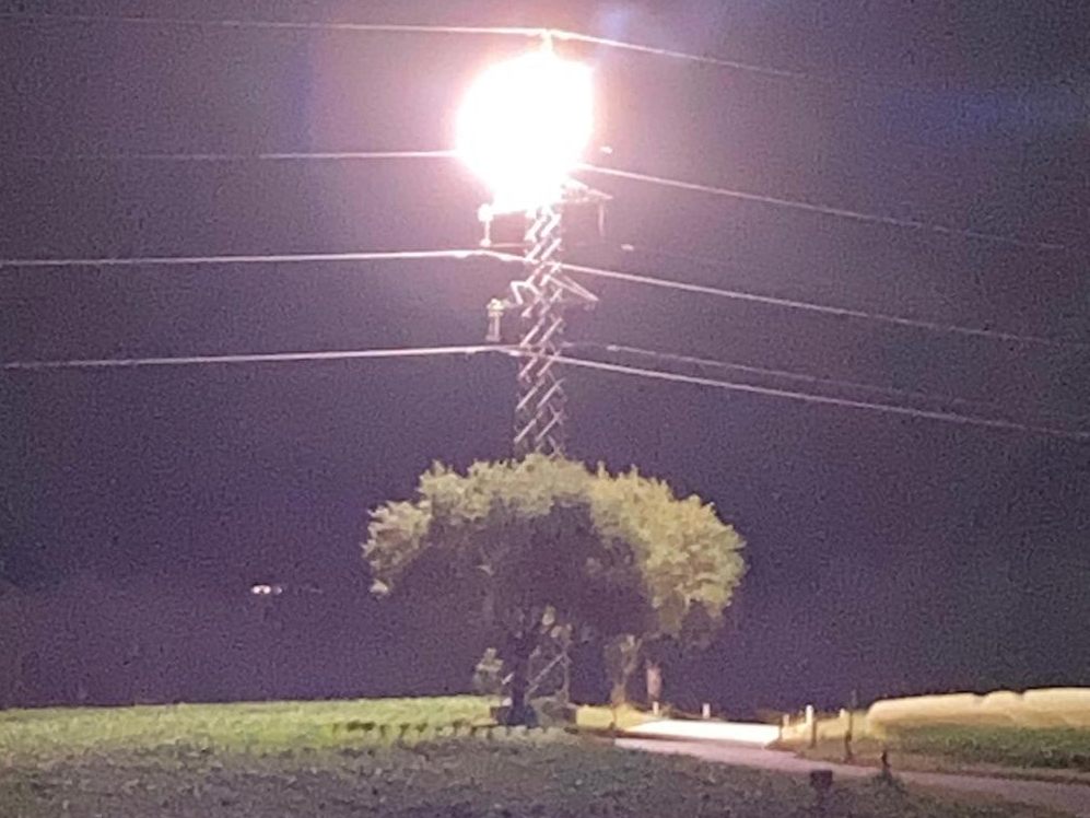 Der Isolator einer 110kva-Leitung hatte Feuer gefangen.