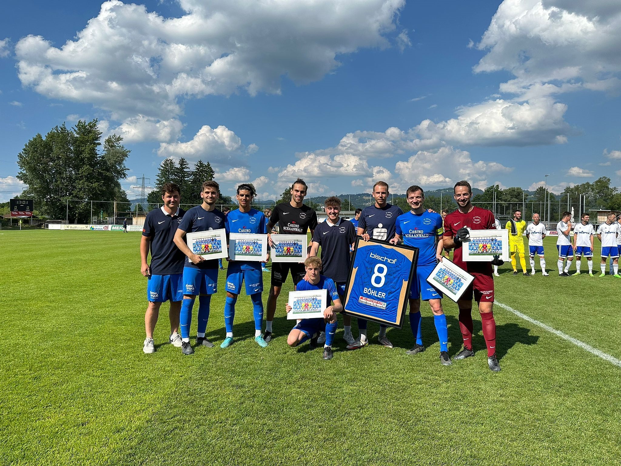 Vor dem Anpfiff wurden die Spieler geehrt, die den SC Admira Dornbirn nach dieser Saison verlassen. Vor dem Anpfiff wurden die Spieler geehrt, die den SC Admira Dornbirn nach dieser Saison verlassen.