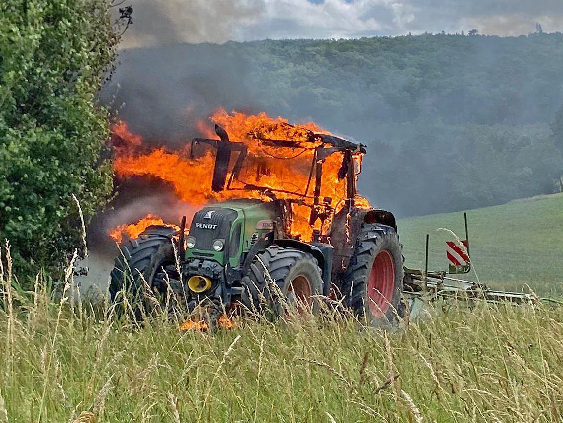 Ein Traktor ging in Niederösterreich in Flammen auf.
