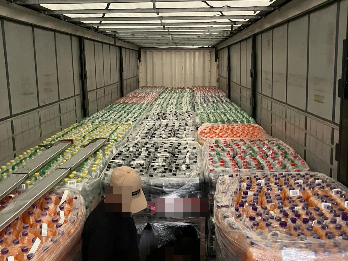 Die Flüchtlinge waren zwischen Getränkeflaschen und Paletten versteckt. Die Flüchtlinge waren zwischen Getränkeflaschen und Paletten versteckt.