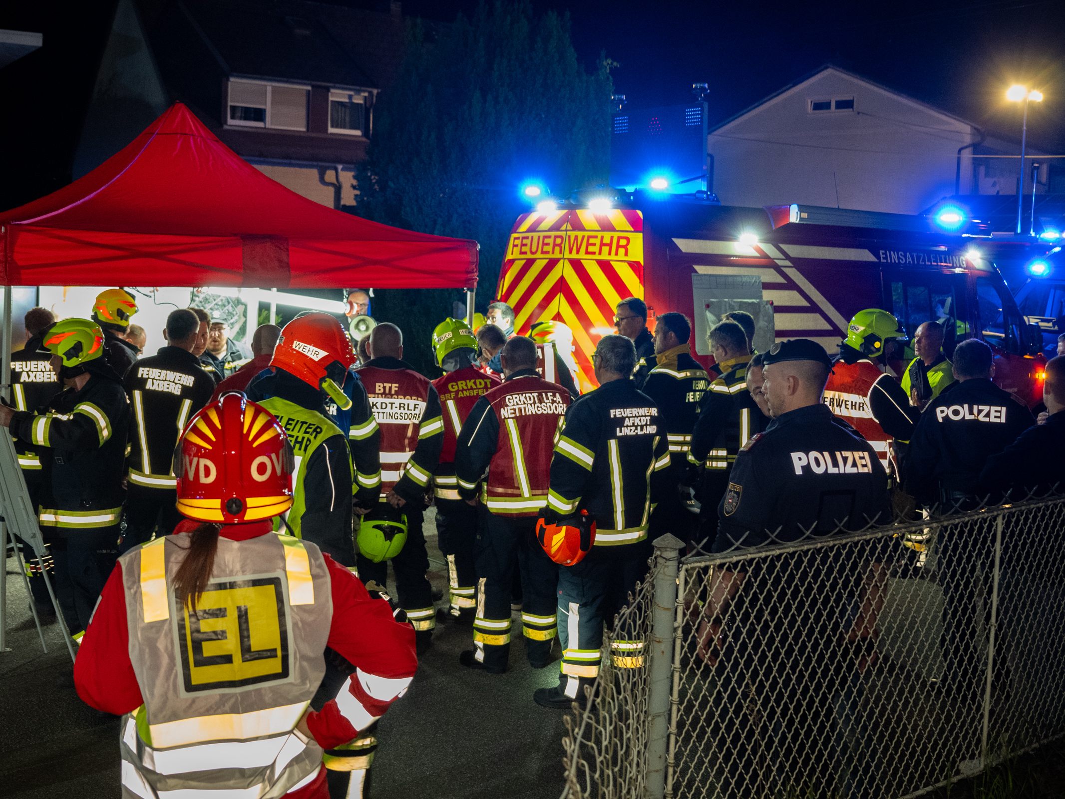 130 Kräfte von 13 Feuerwehren seien ständig im Einsatz.
