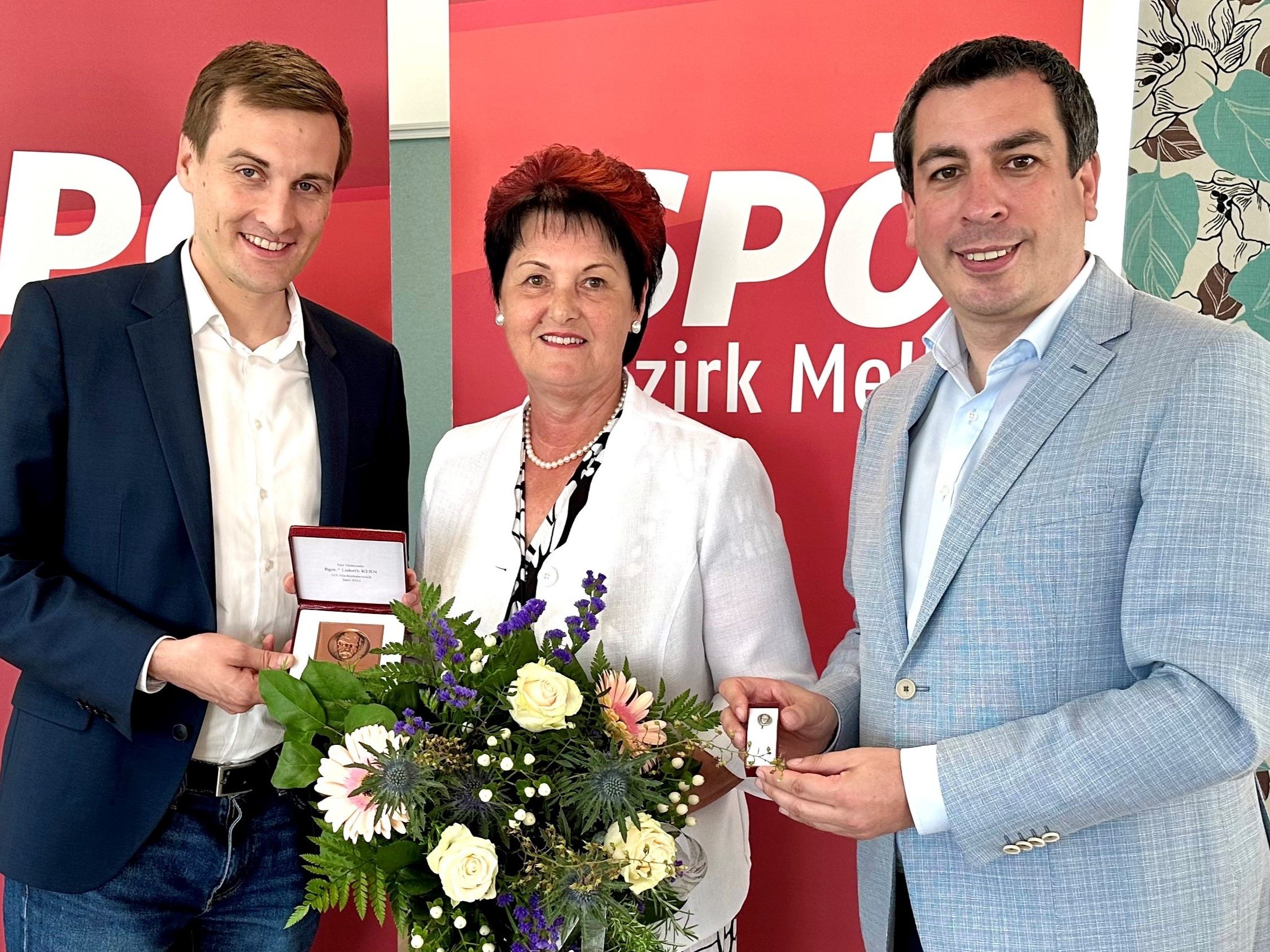 Petzenkirchens Bürgermeisterin Kern neben Hergovich (links) und Sidl (rechts).