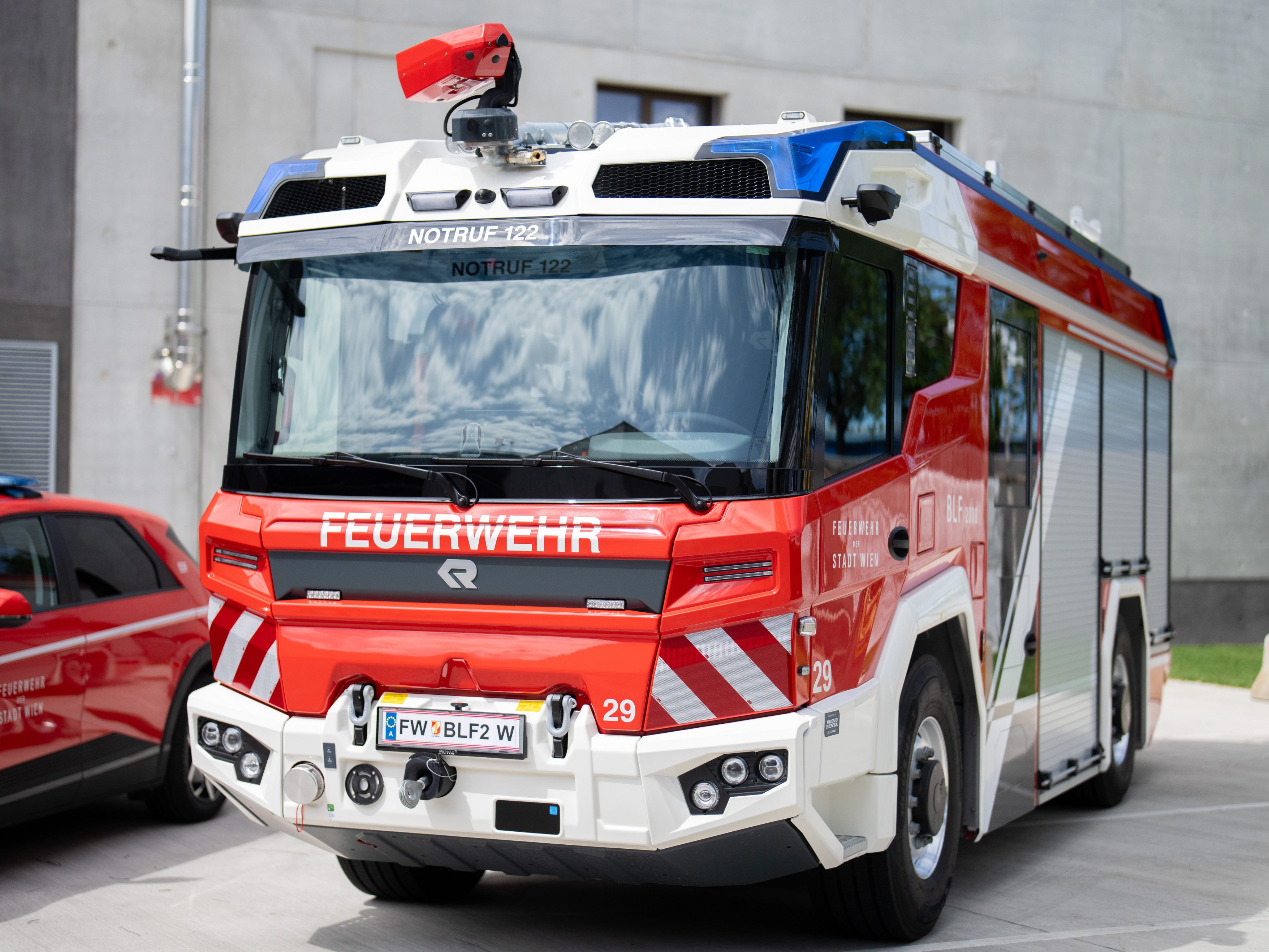 Die Wiener Feuerwehr ist nun auch mit Elektrofahrzeugen im Einsatz. Die Wiener Feuerwehr ist nun auch mit Elektrofahrzeugen im Einsatz.