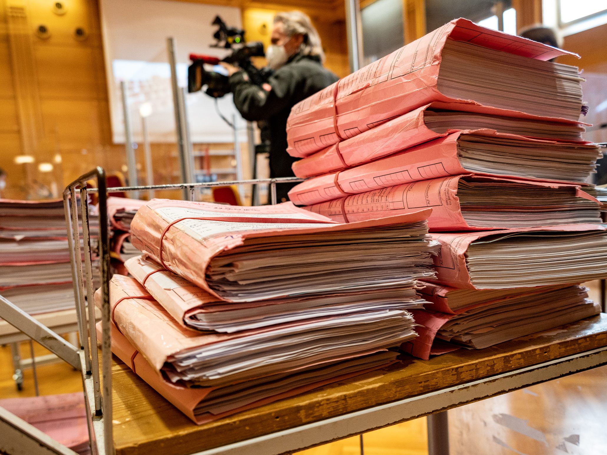Sechs Männer wurden von der Staatsanwaltschaft Salzburg angeklagt, weil sie 212 Flüchtlinge durch Österreich geschleust haben sollen. Sechs Männer wurden von der Staatsanwaltschaft Salzburg angeklagt, weil sie 212 Flüchtlinge durch Österreich geschleust haben sollen.