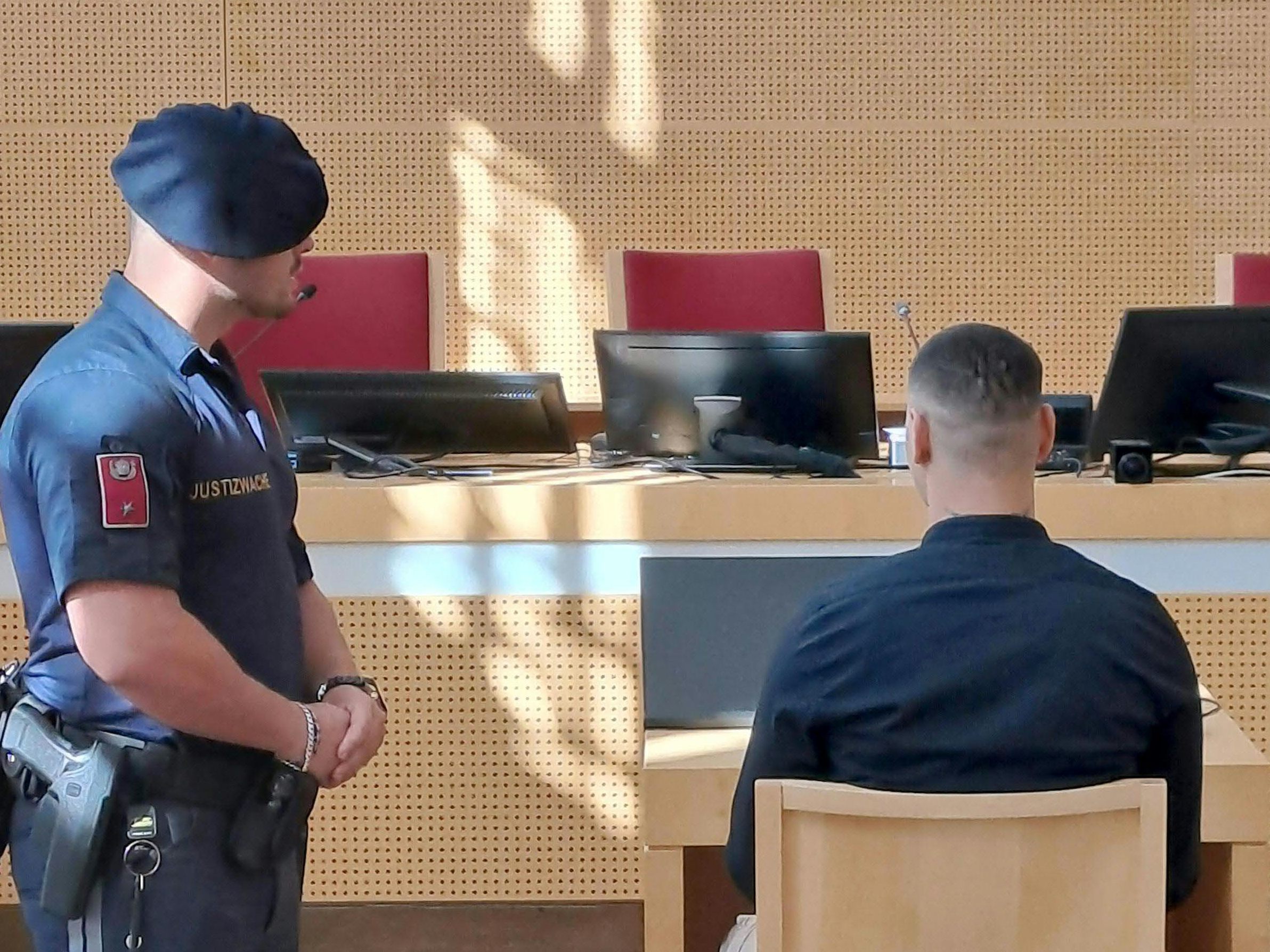 15 Jahre Haft für den Angeklagten in Wels. 15 Jahre Haft für den Angeklagten in Wels.
