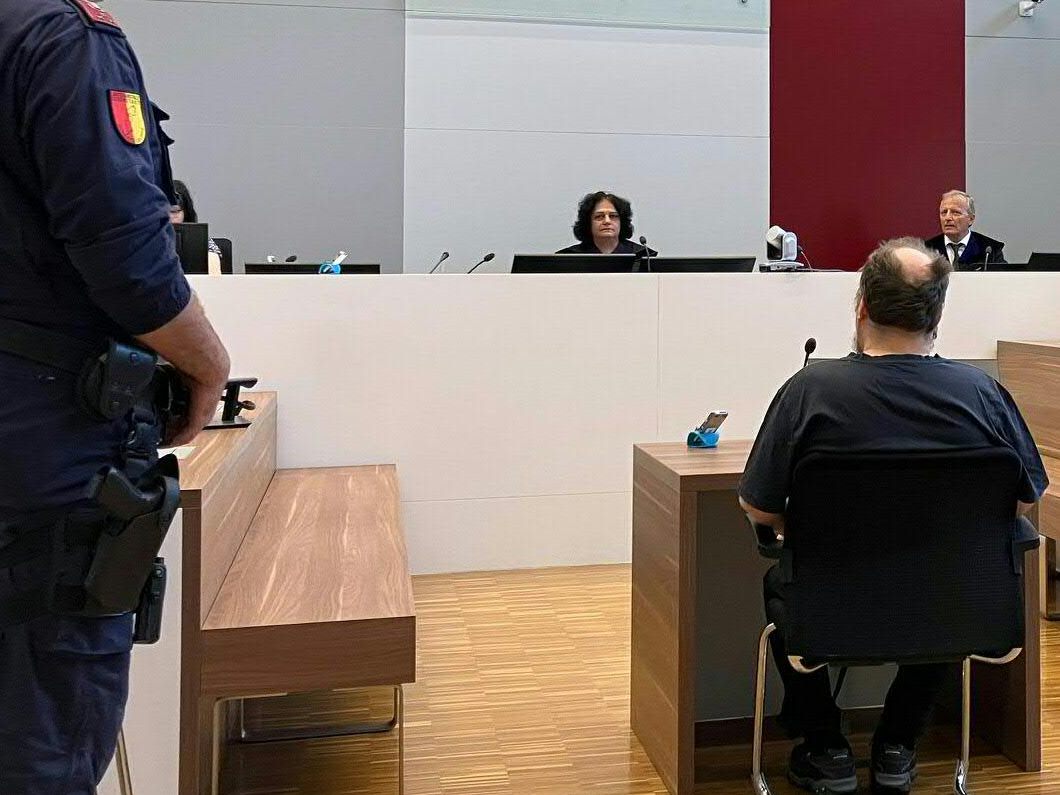 Ein Burgenländer wollte seinen Vater mit einem Hammer erschlagen, weil dieser ihm zu viel geheizt hatte. Der Mann stand am Mittwoch vor Gericht in Eisenstadt.