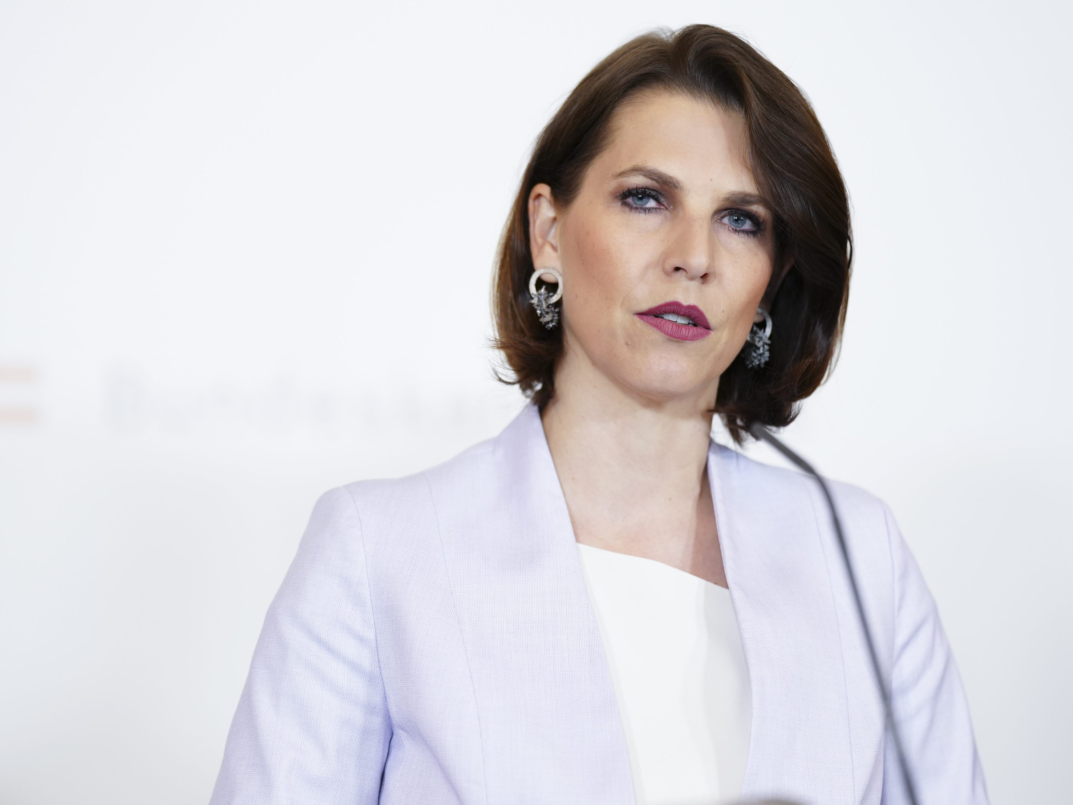 Edtstadler fordert Richtungsänderung bei der Migrationspolitik. Edtstadler fordert Richtungsänderung bei der Migrationspolitik.