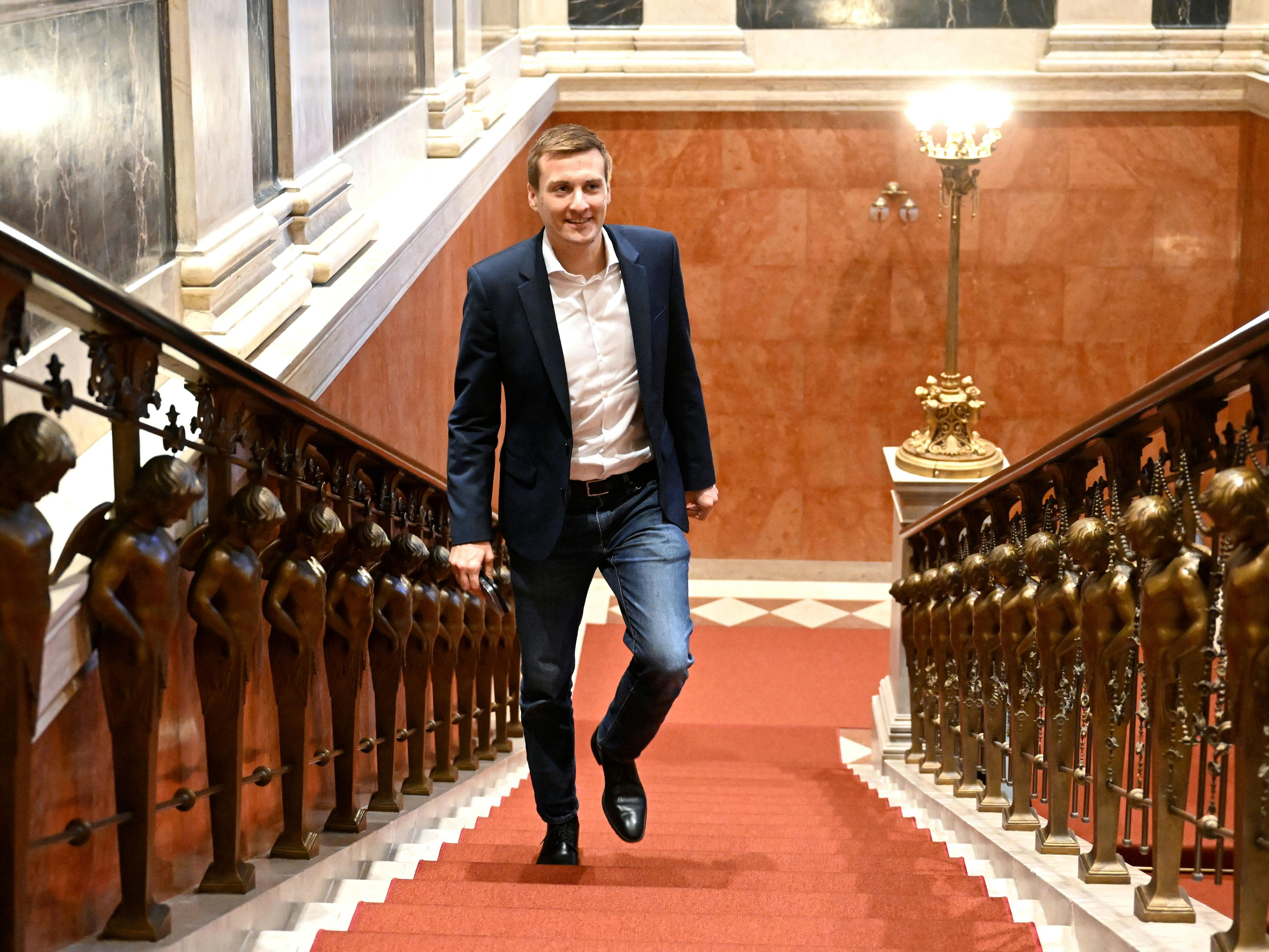 Hergovich ist Landesrat für kommunale Verwaltung und Baurecht. Hergovich ist Landesrat für kommunale Verwaltung und Baurecht.