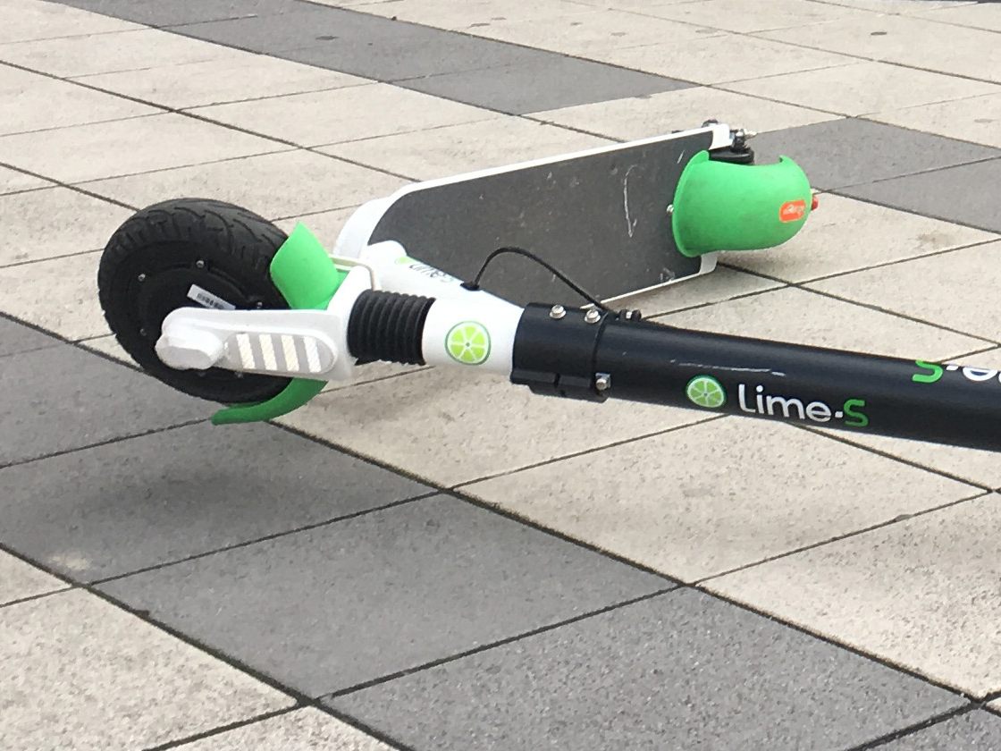 Ein E-Scooter wurde auf die U-Bahngleise gelegt.