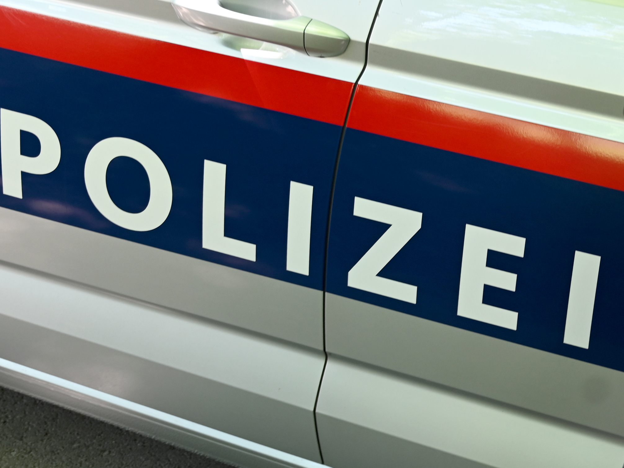 In einem Sattelzug wurden 53 Flüchtlinge entdeckt. In einem Sattelzug wurden 53 Flüchtlinge entdeckt.