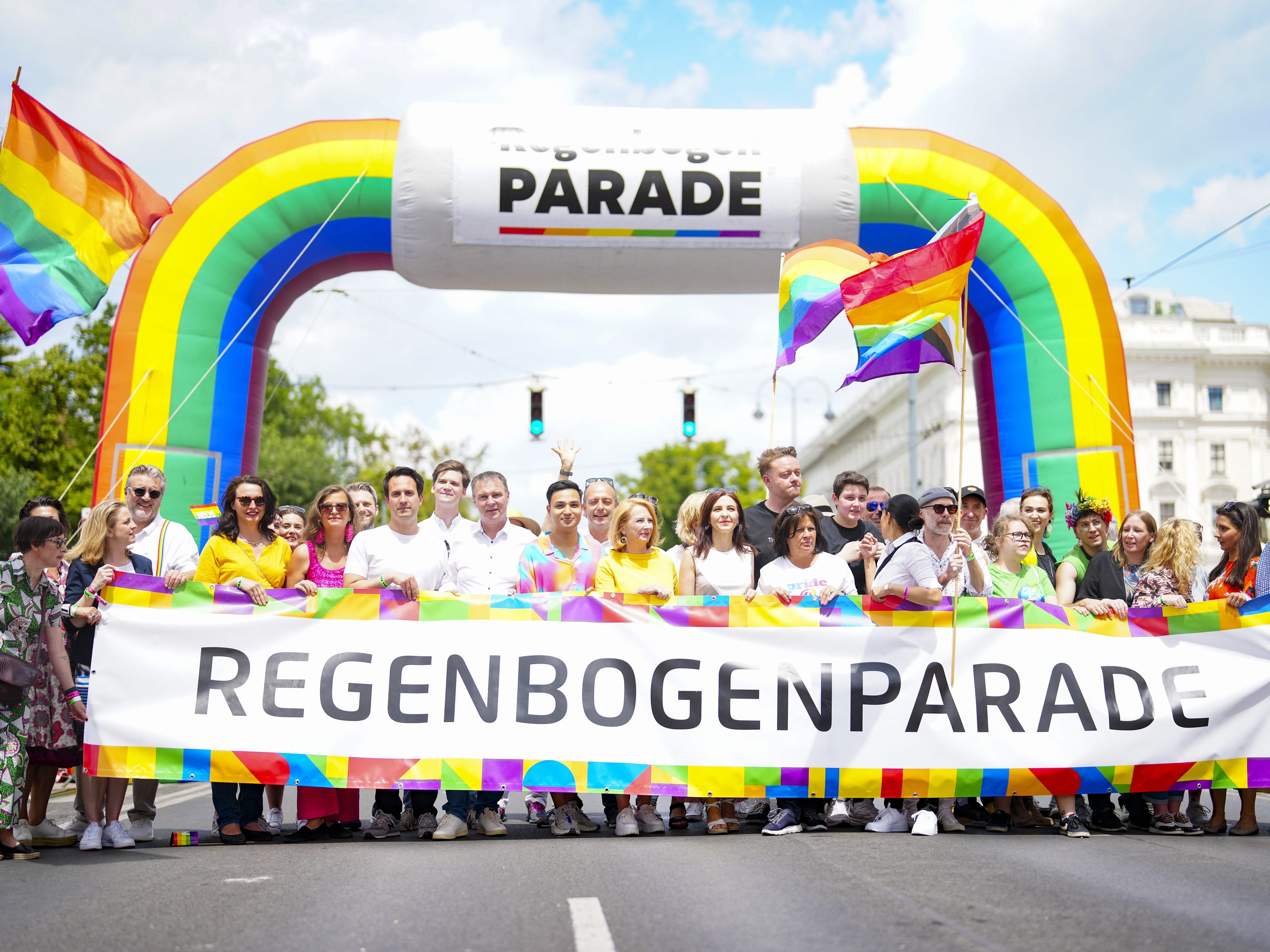 Die Regenbogenparade zog über den Wiener Ring. Die Regenbogenparade zog über den Wiener Ring.