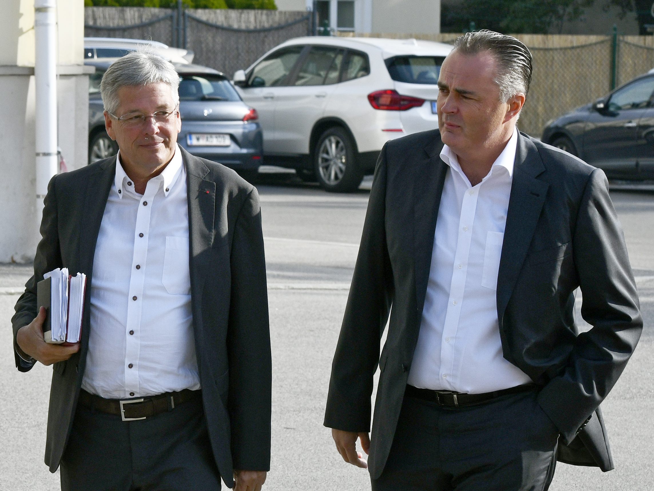 Doskozil übergibt den Vorsitz an Kaiser.