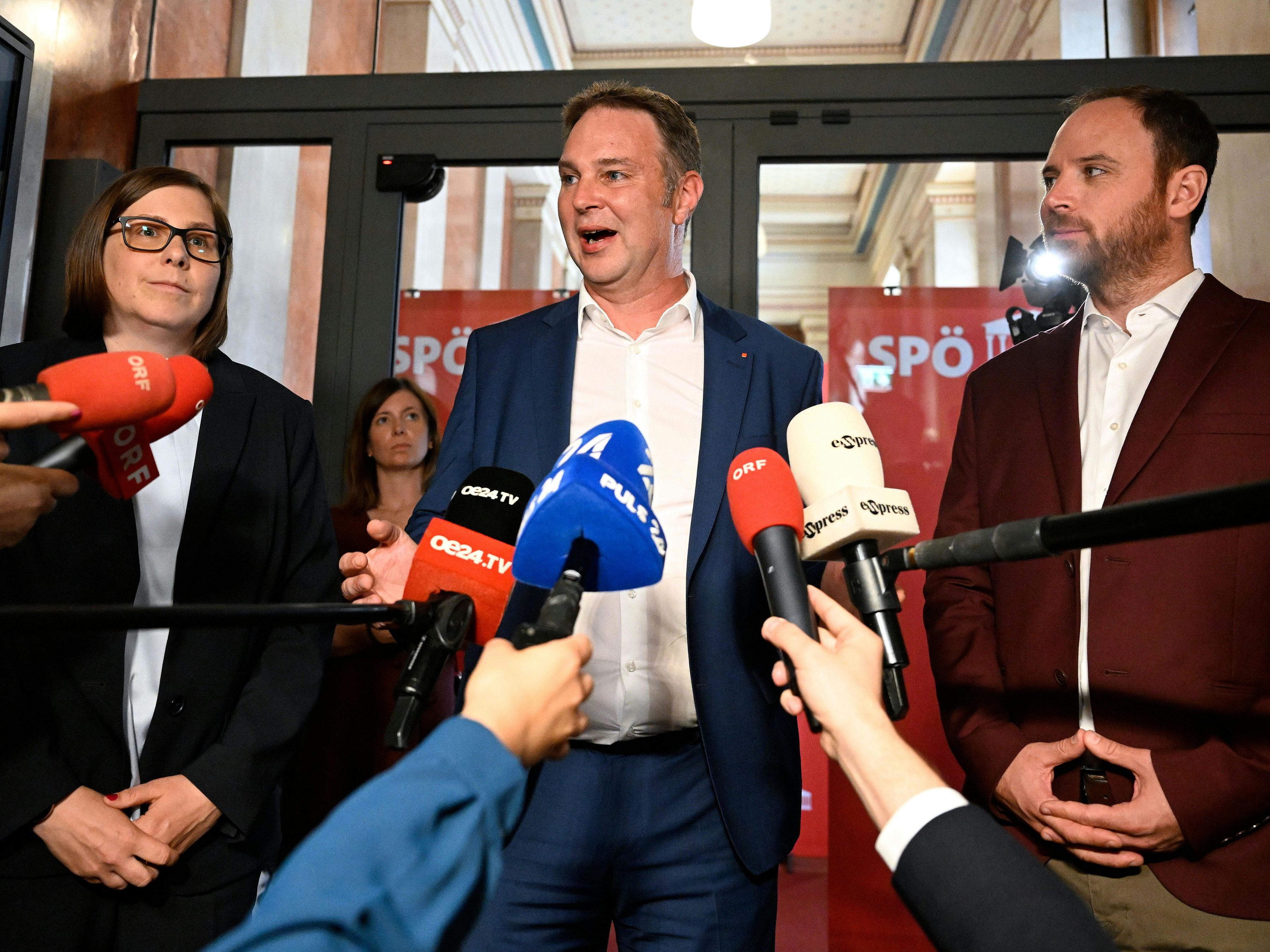 SPÖ-Chef Babler in der Mitte. Neben ihm: Breiteneder und Seltenheim.