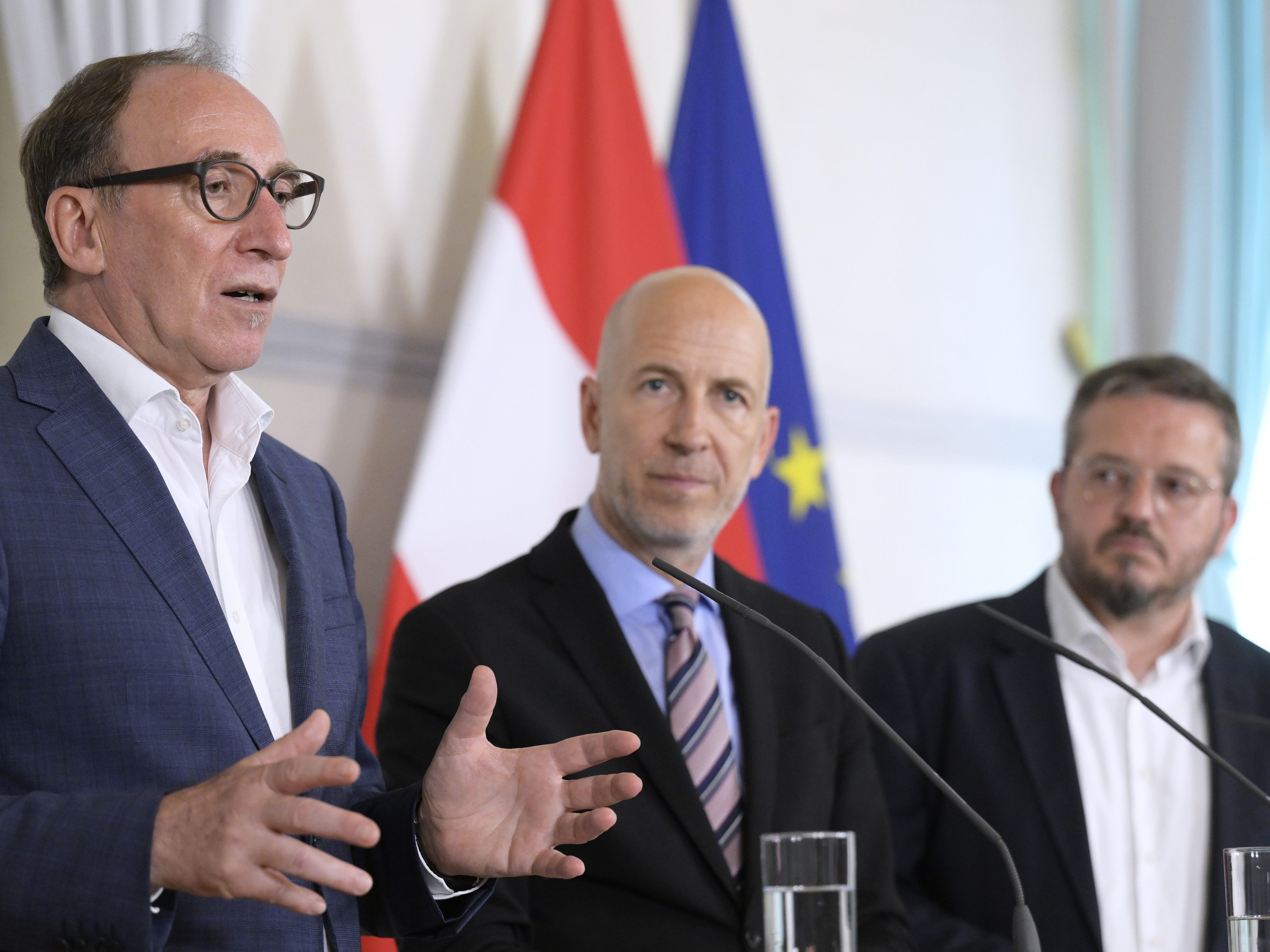 Vienna.at zeigt das Pressefoyer nach dem Ministerrat am Mittwoch ab 11.00 Uhr im Live-Stream. Vienna.at zeigt das Pressefoyer nach dem Ministerrat am Mittwoch ab 11.00 Uhr im Live-Stream.