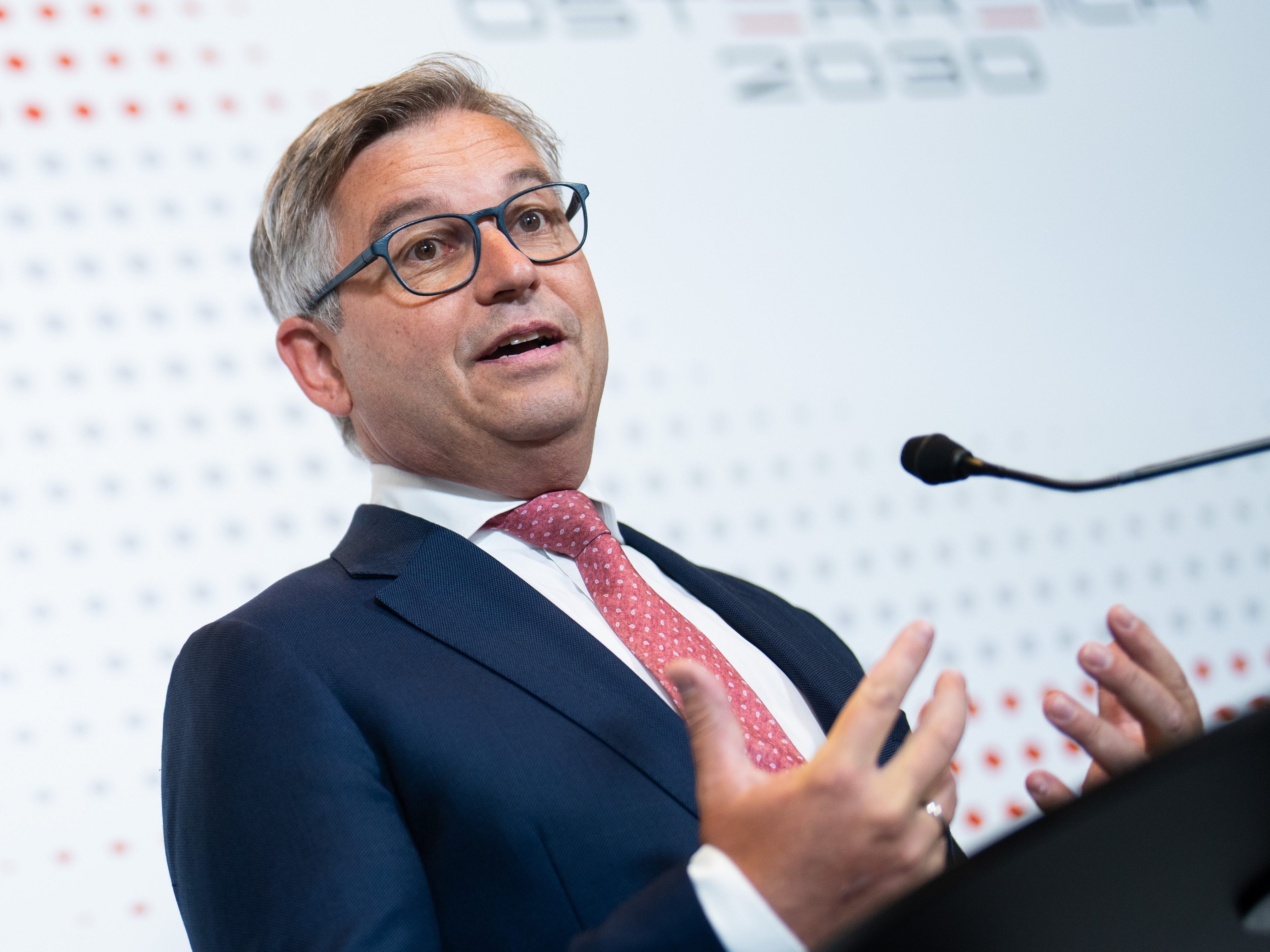 Laut FInanzminister Magnus Brunner (ÖVP) sind die hohen Lohnabschlüsse der Grund für die hohe Inflation in Österreich.