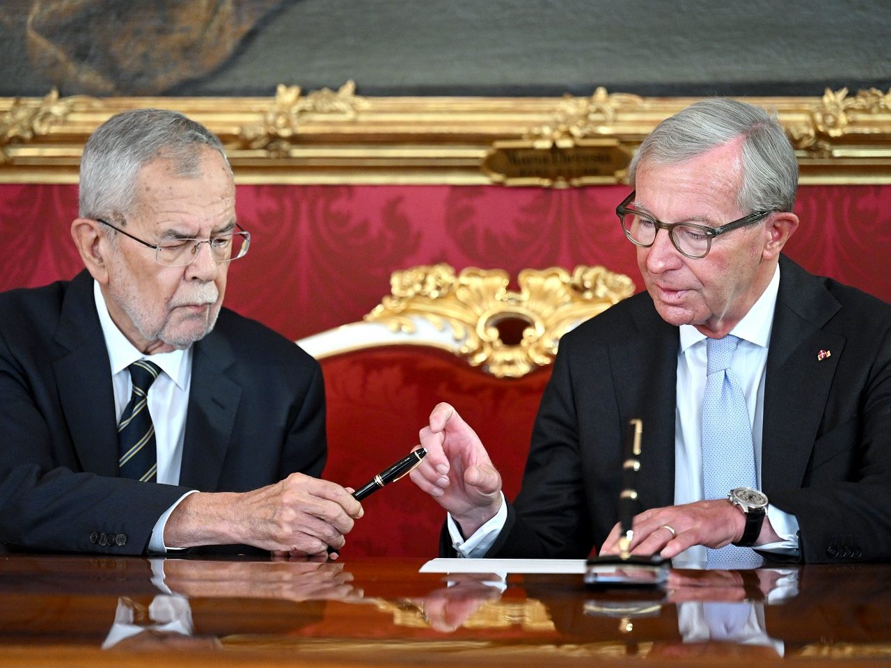 Haslauer rechts neben Van der Bellen im Rahmen der Angelobung.