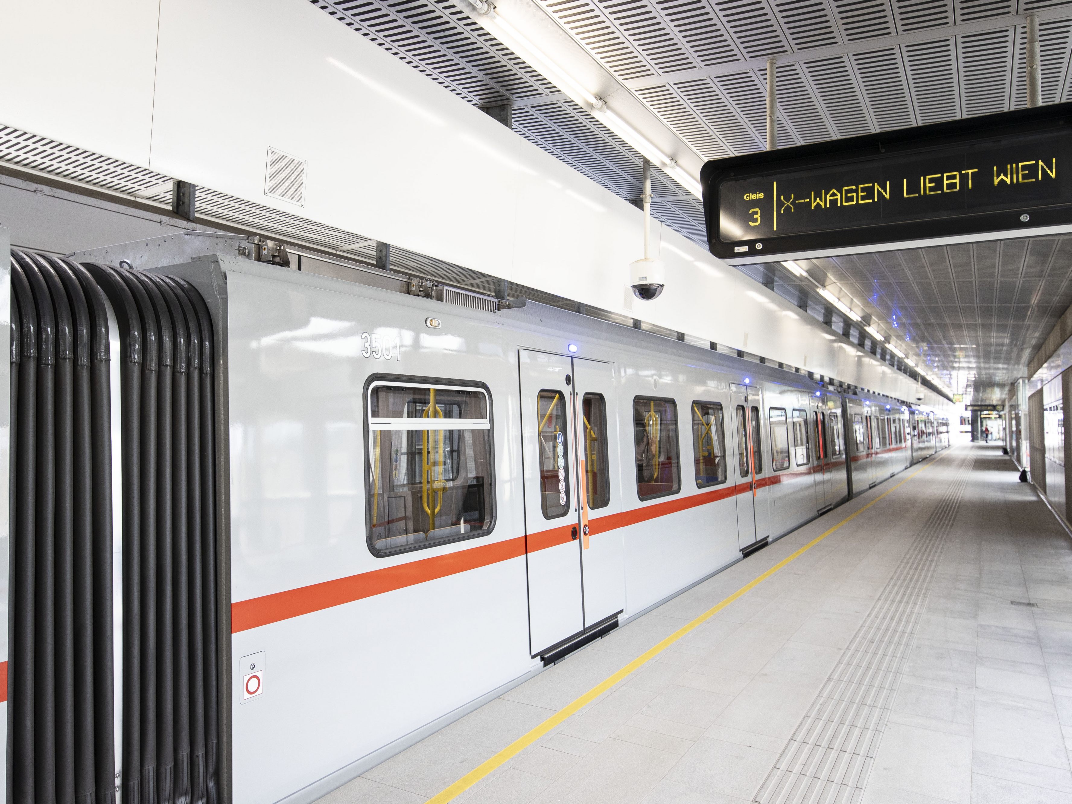 Der X-Wagen der Wiener U-Bahn war zum ersten Mal unterwegs.