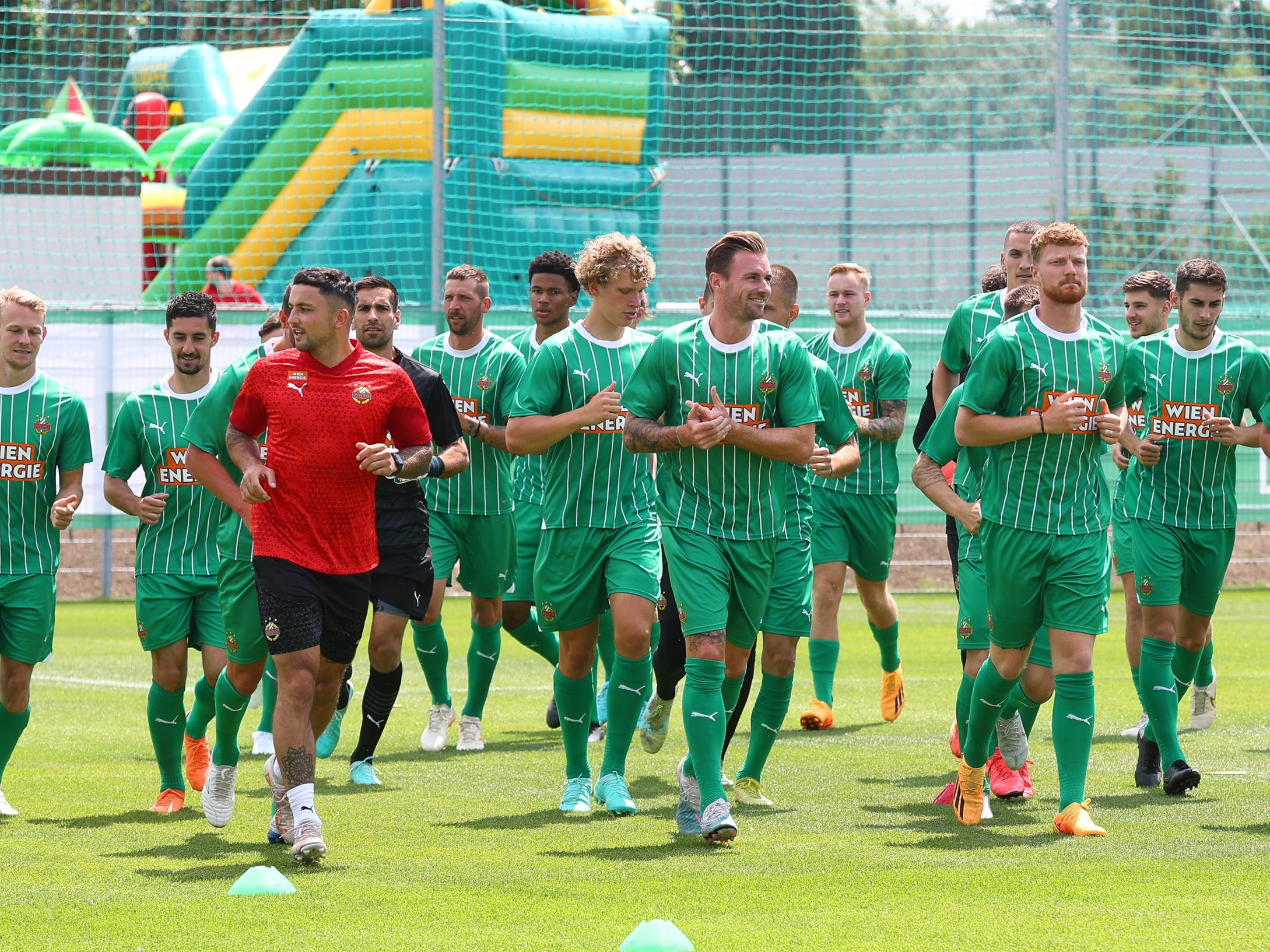 Rapid startete am Sonntag in die Vorbereitung. Rapid startete am Sonntag in die Vorbereitung.
