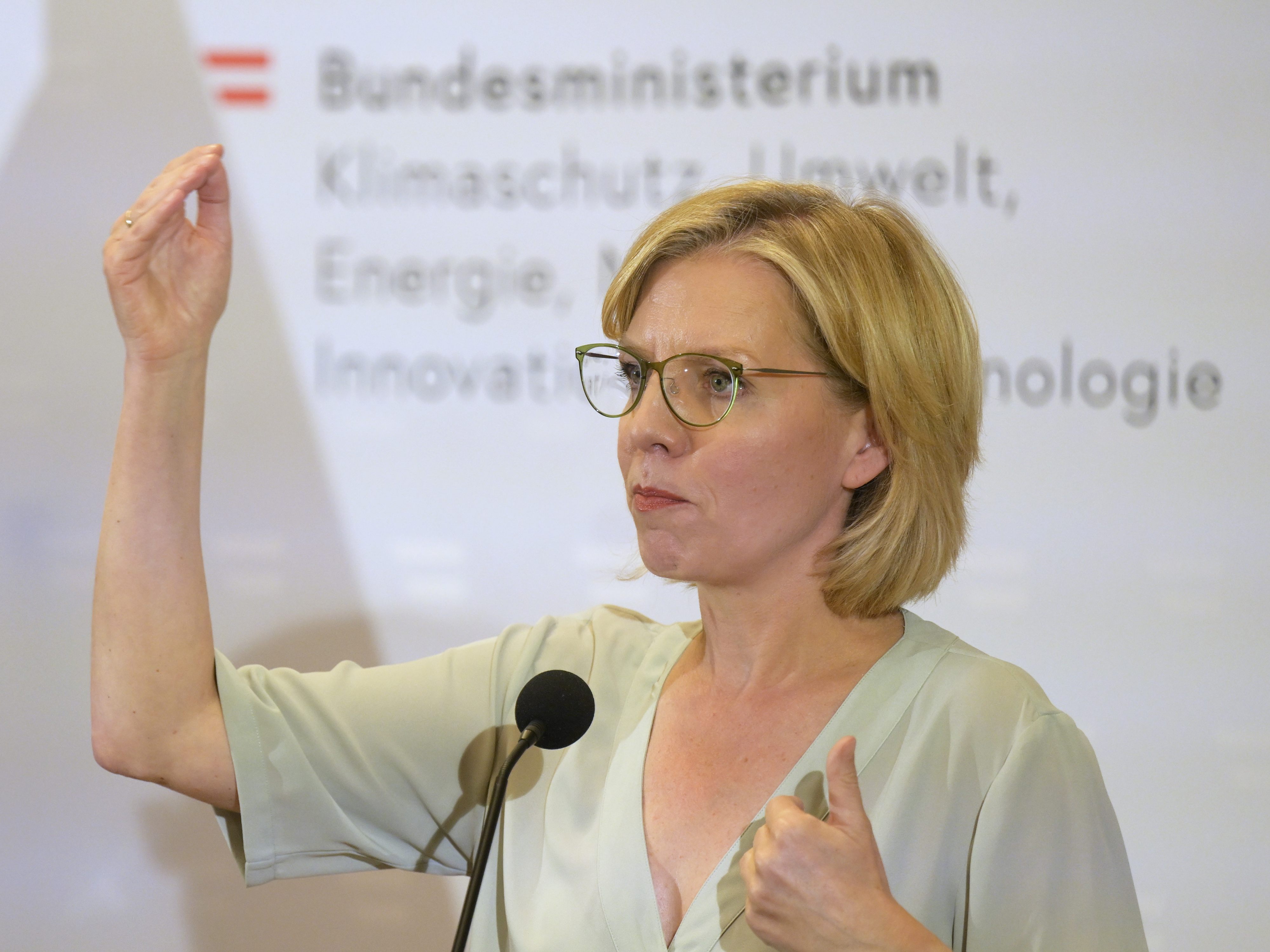 Energieministerin Leonore Gewessler (Grüne) forderte die Versorger zu mehr Tempo beim Ausstieg aus russischem Gas auf.