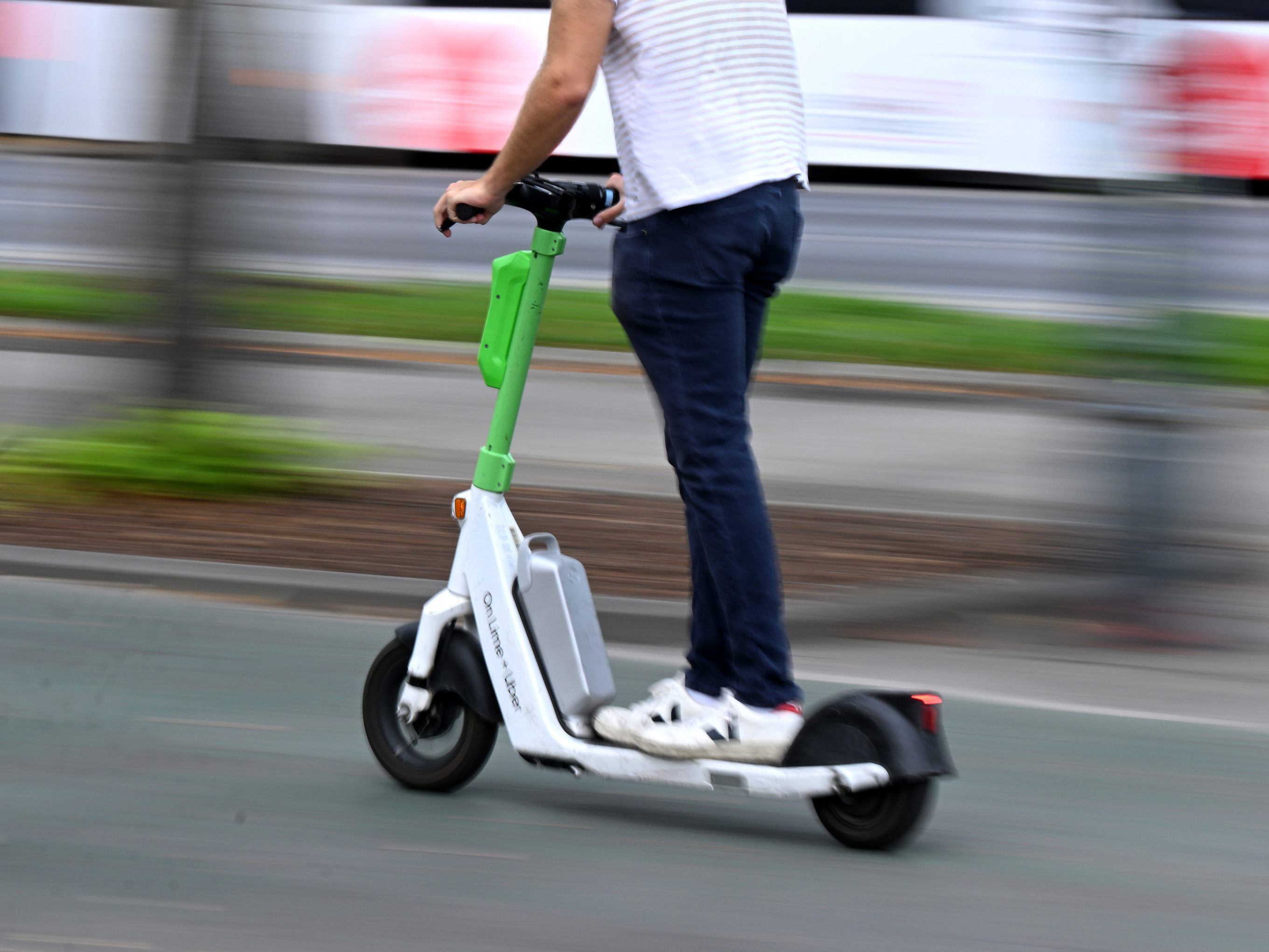 Ein E-Scooter-Fahrer kollidierte mit einem Fußgänger beim Westbahnhof.