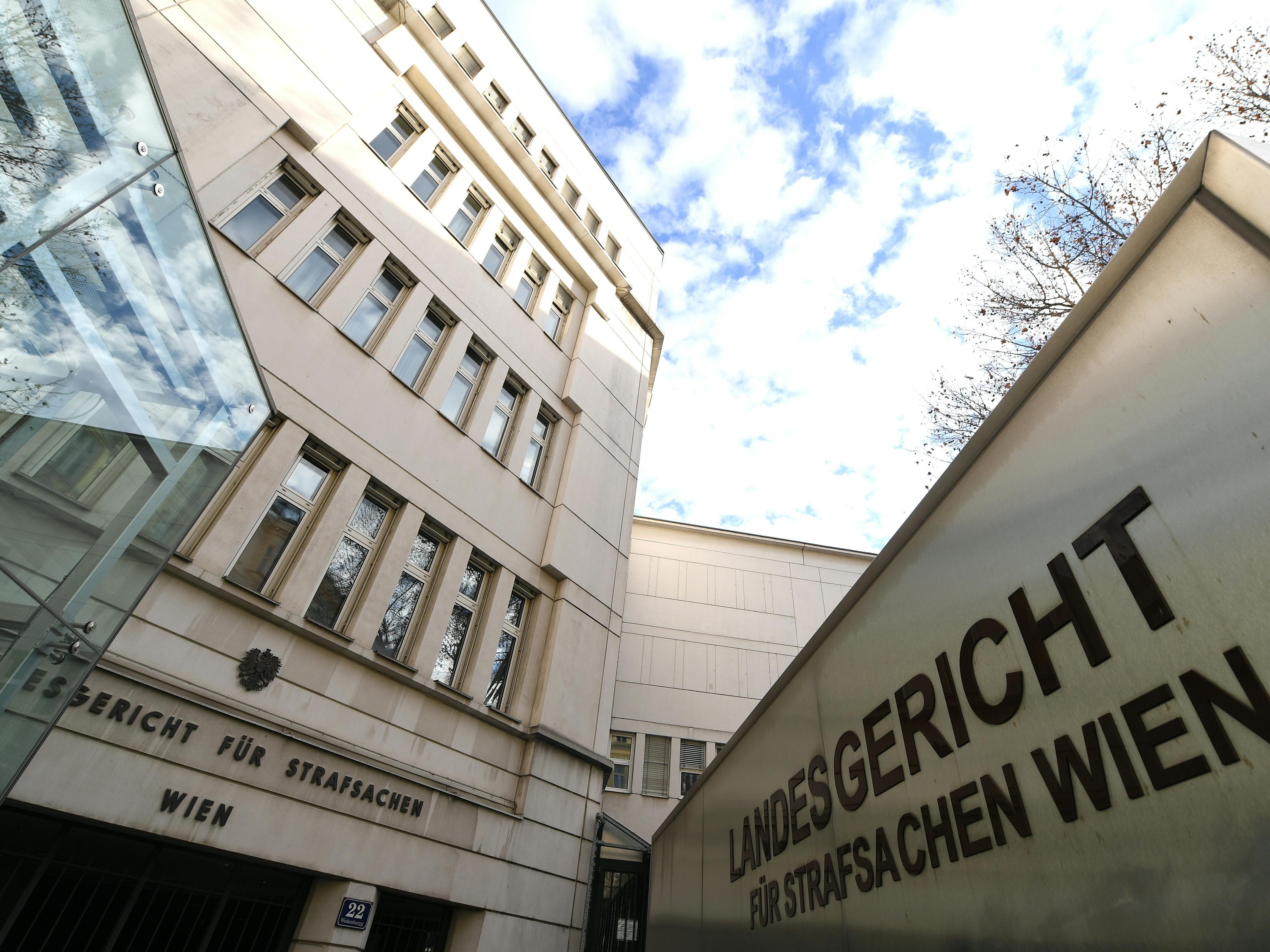 In Wien musste sich ein ehemaliger Polizist vor dem Gericht verantworten.