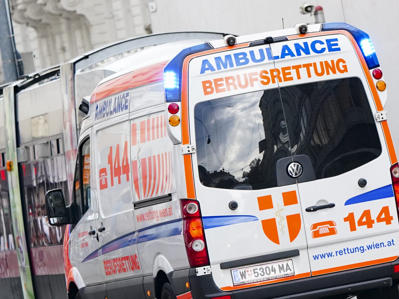 Die Wiener Berufsrettung versorgte den Schwerverletzten nach dem Bim-Unfall.