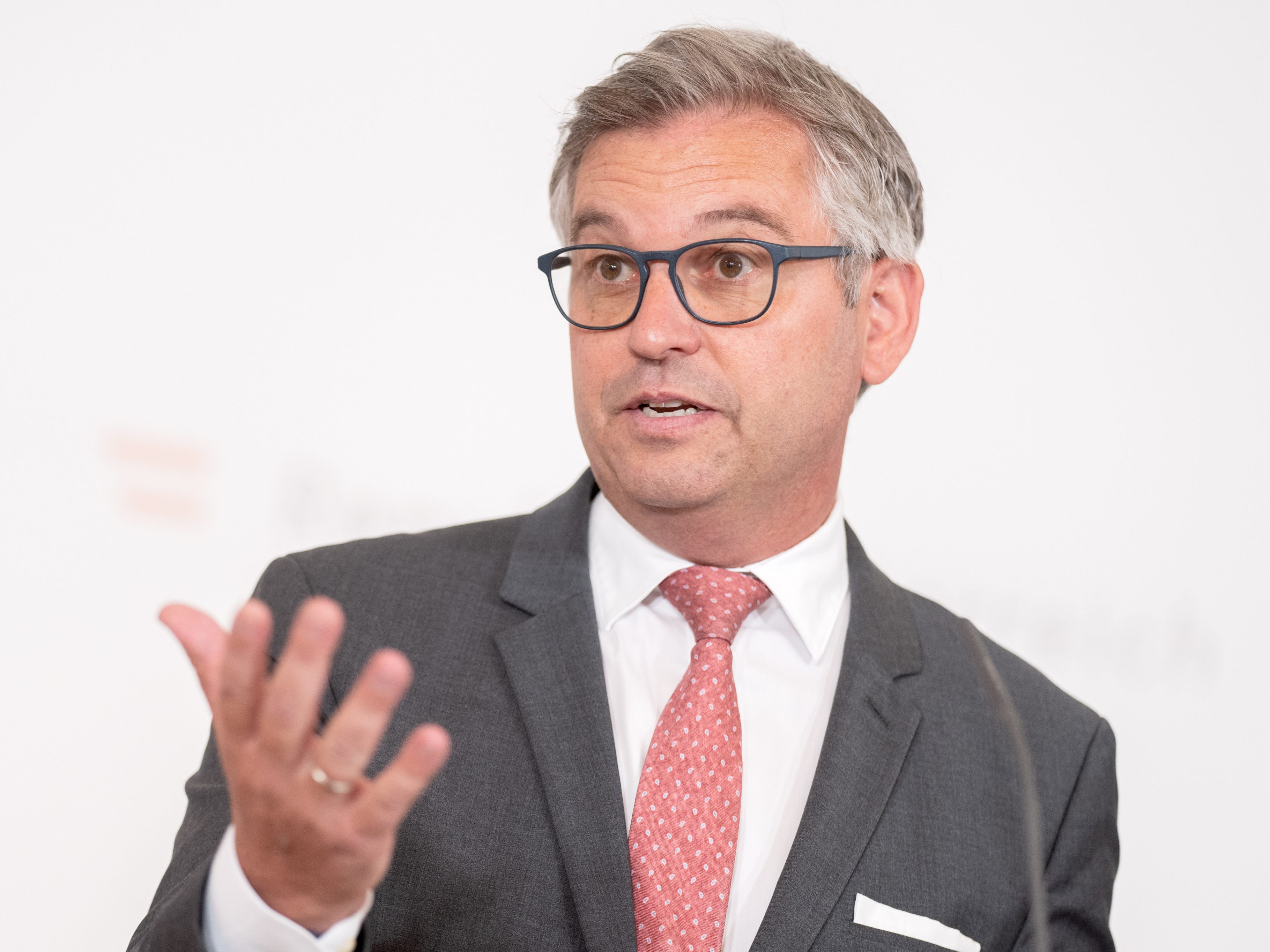 Breite Kritik gibt es an Minister Brunner.