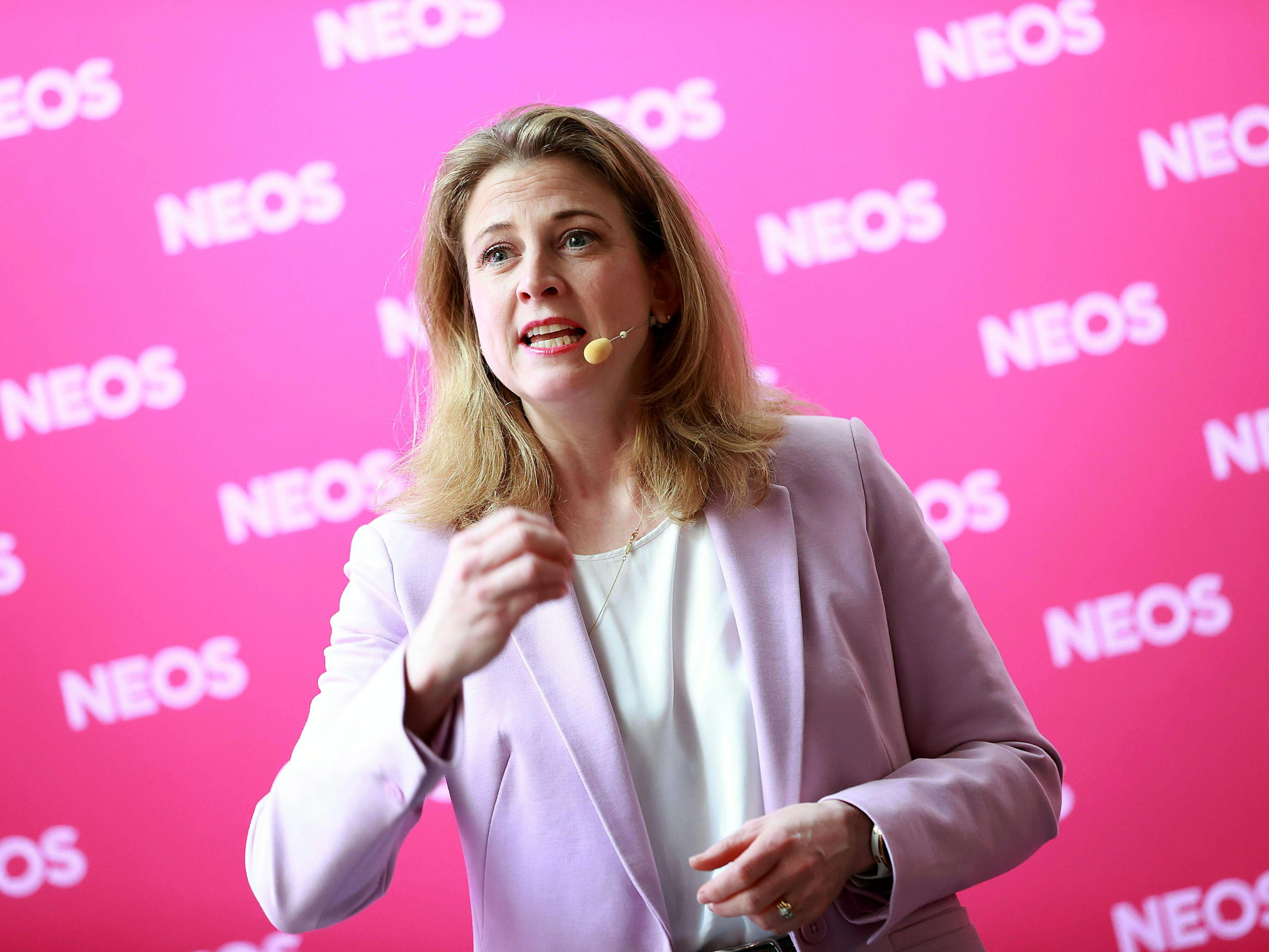 Meinl-Reisinger sieht die ÖVP und SPÖ in der Populismusfalle. Meinl-Reisinger sieht die ÖVP und SPÖ in der Populismusfalle.