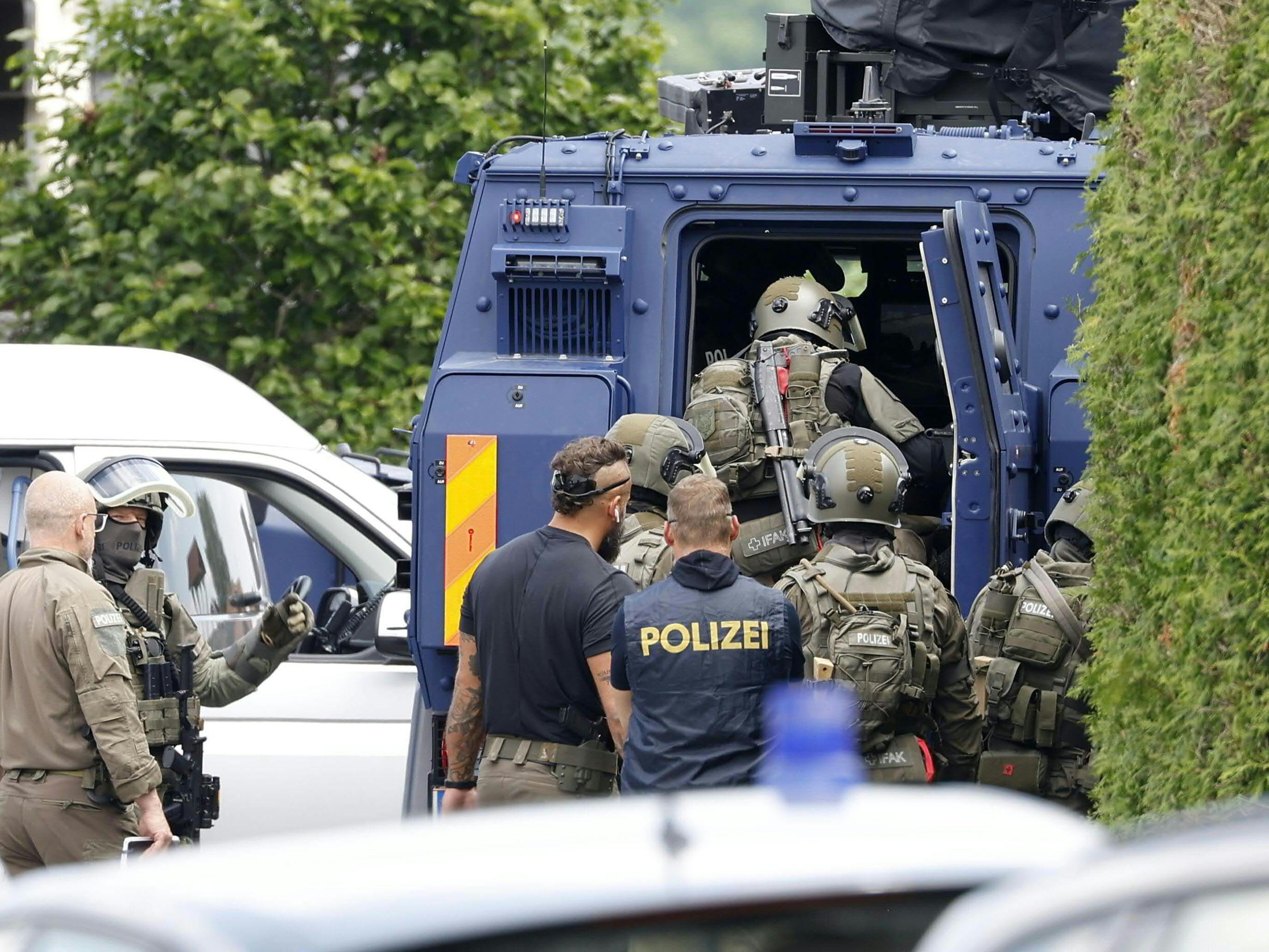 Die Polizei fand den mutmaßlichen Täter tot auf. Die Polizei fand den mutmaßlichen Täter tot auf.