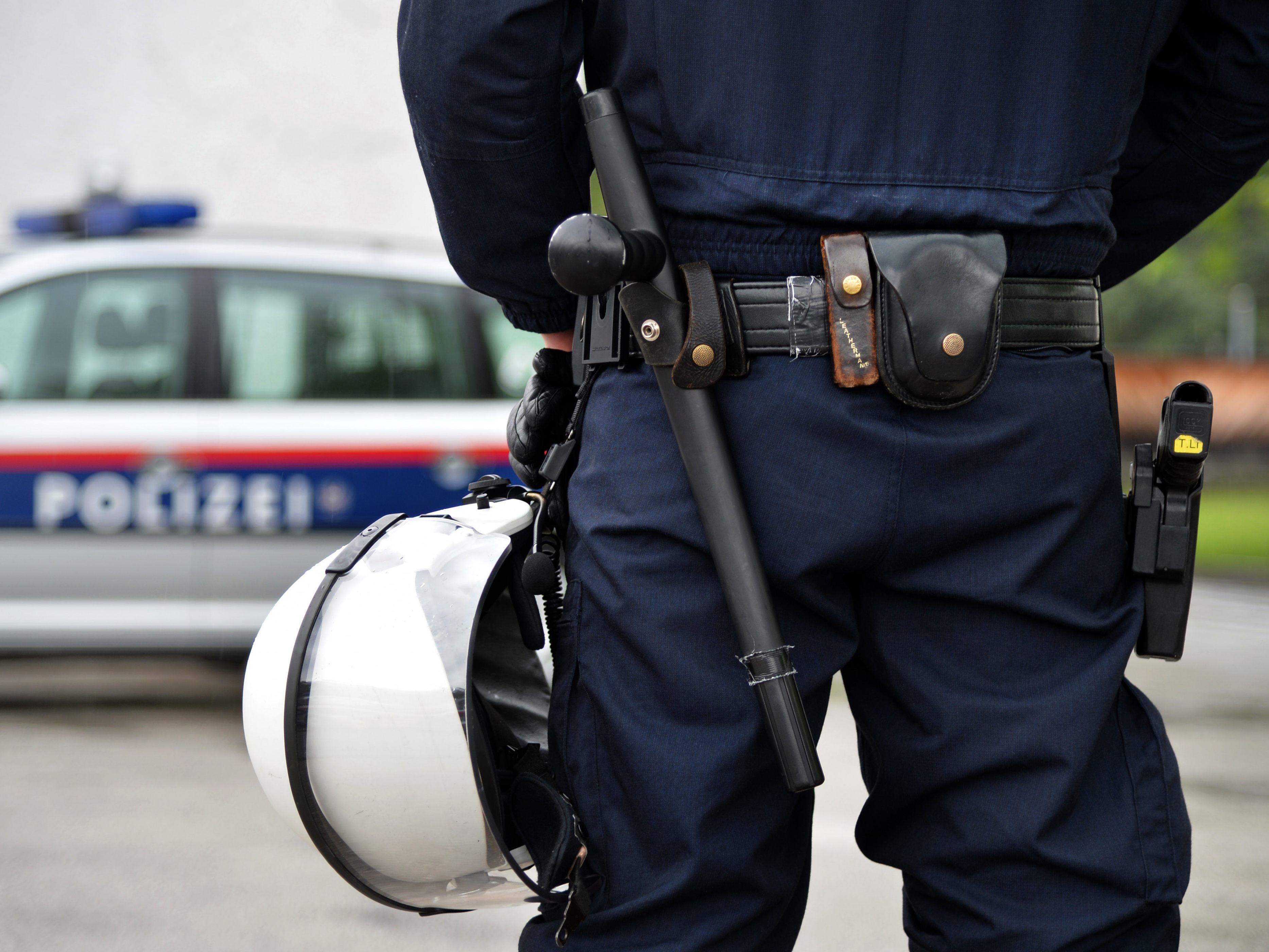 15 Personen attackierten am Wiener Praterstern einen Jugendlichen mit dem Messer.