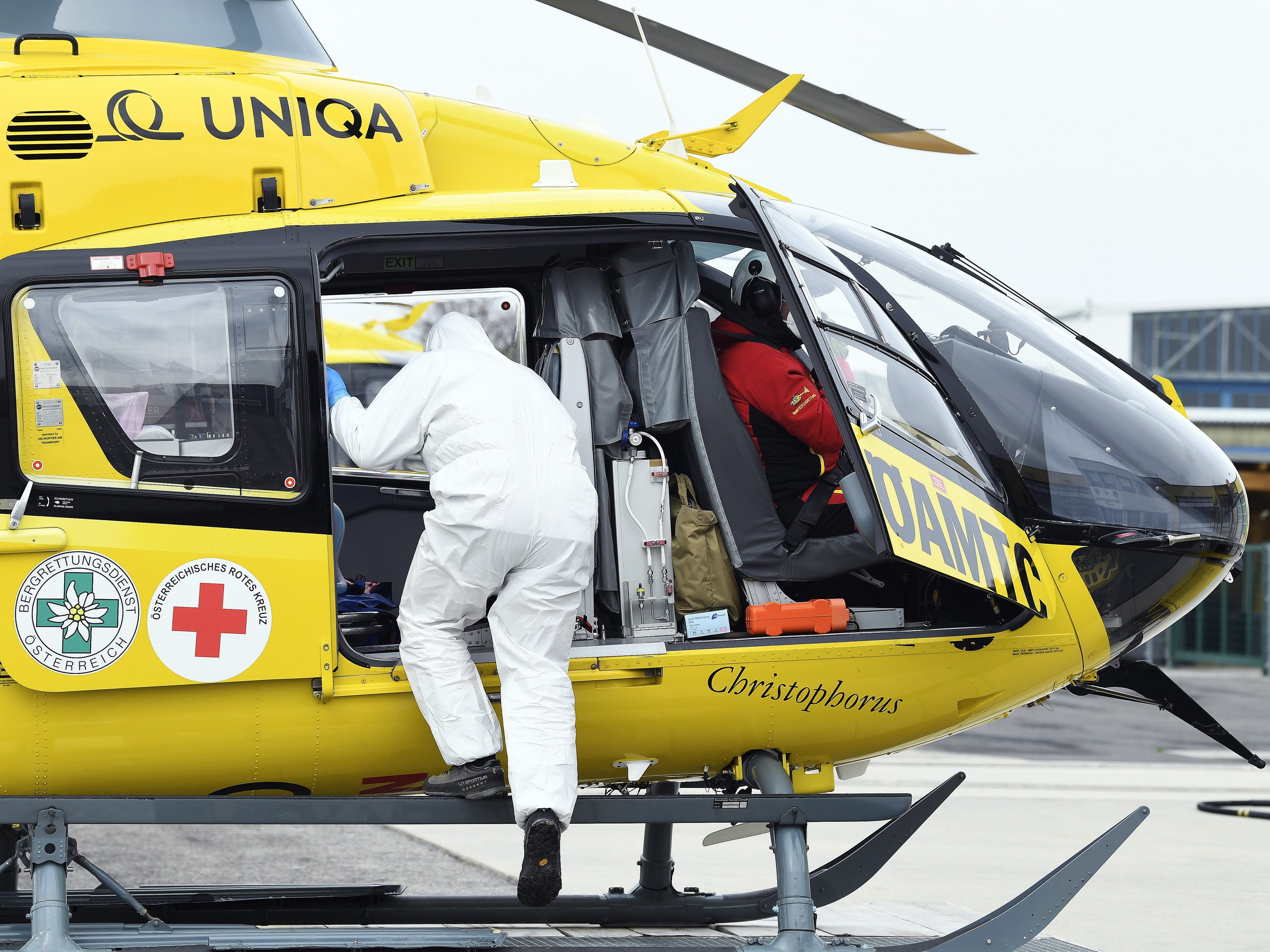 Der Notarzthubschrauber flog die Buslenkerin ins Krankenhaus.