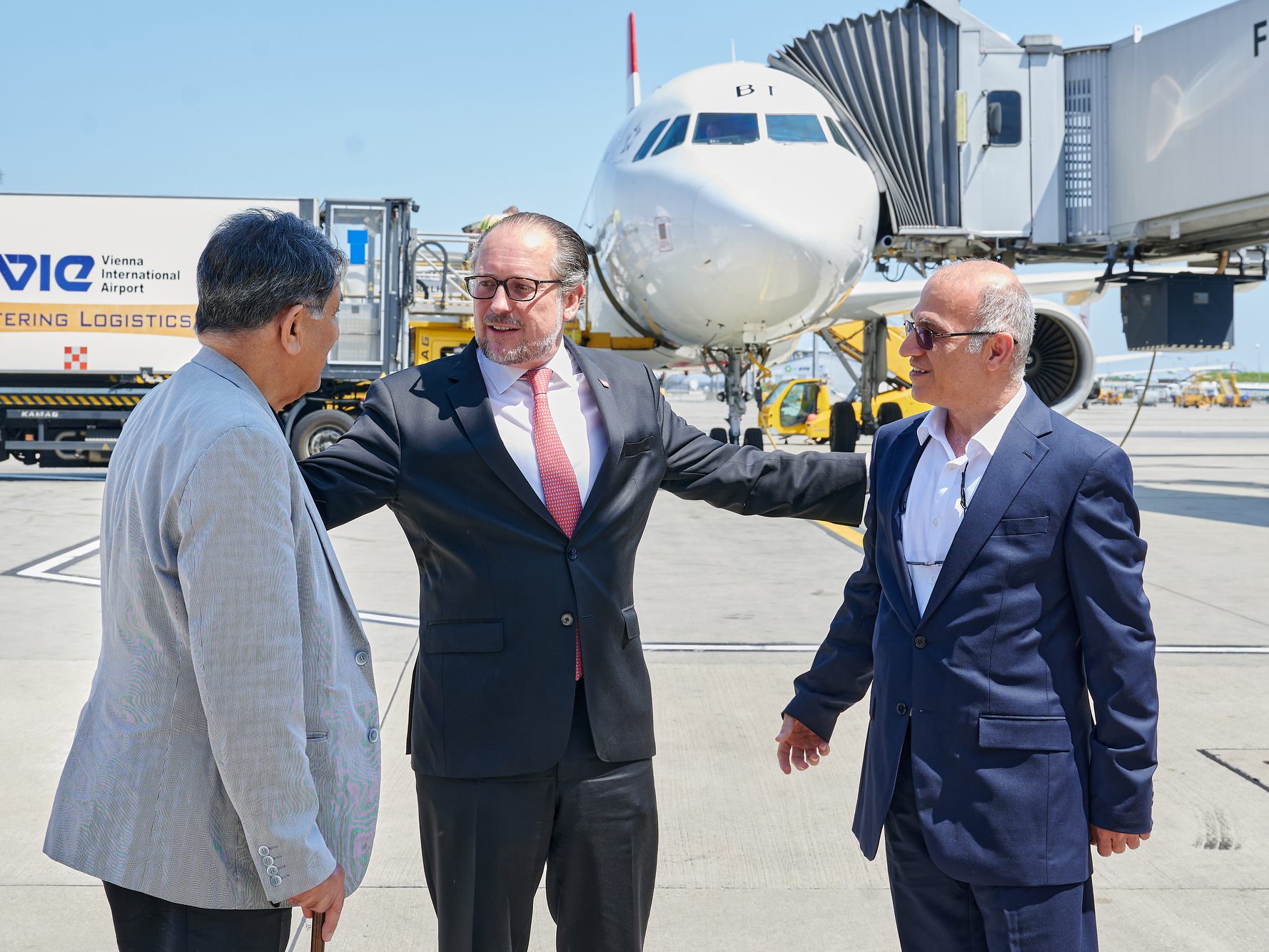 Schallenberg empfängt die freigelassenen Österreicher am Flughafen Wien. Schallenberg empfängt die freigelassenen Österreicher am Flughafen Wien.