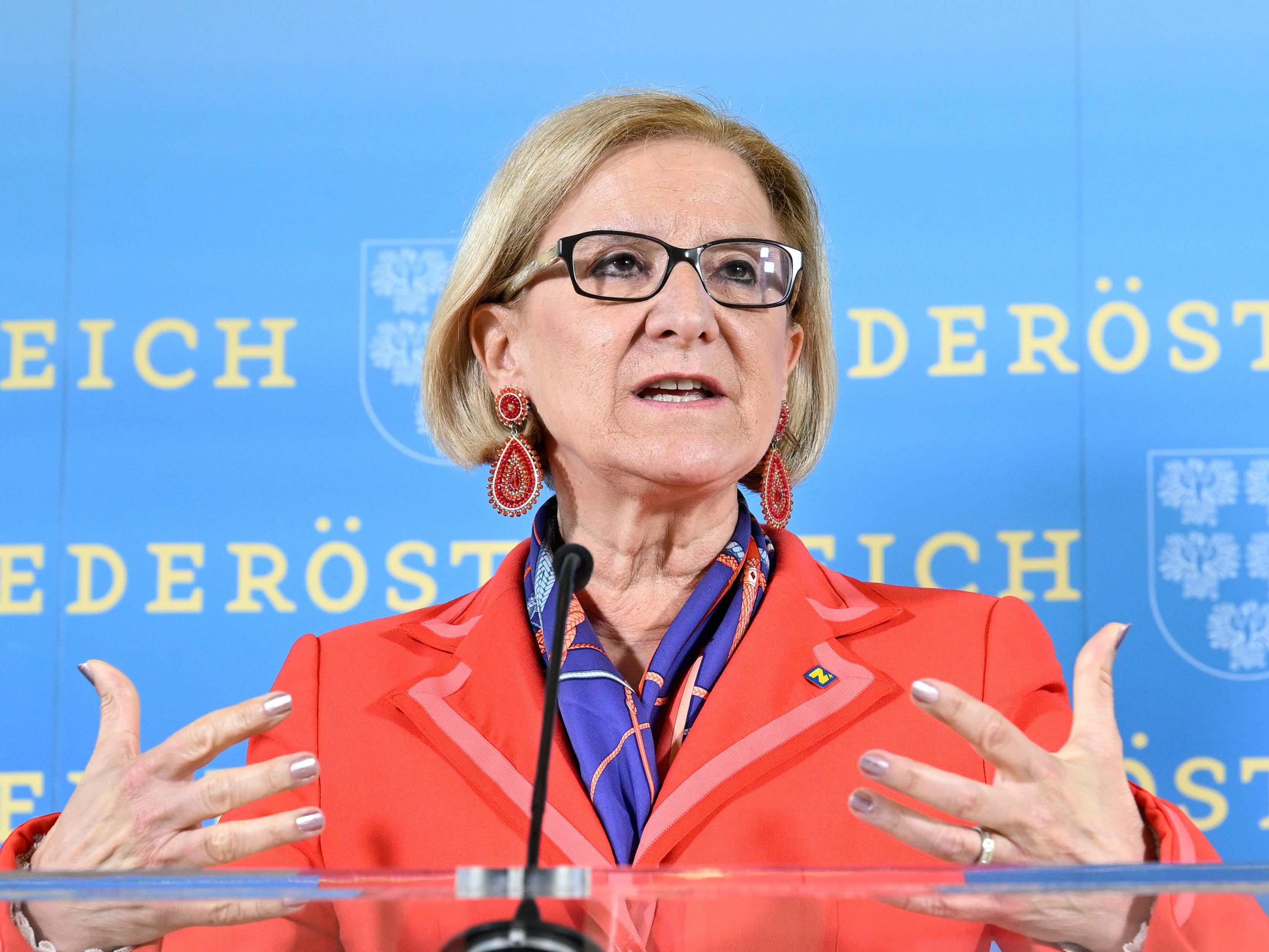 Mikl-Leitner ist gegen Numerus-Clausus-Flüchtlinge. Mikl-Leitner ist gegen Numerus-Clausus-Flüchtlinge.